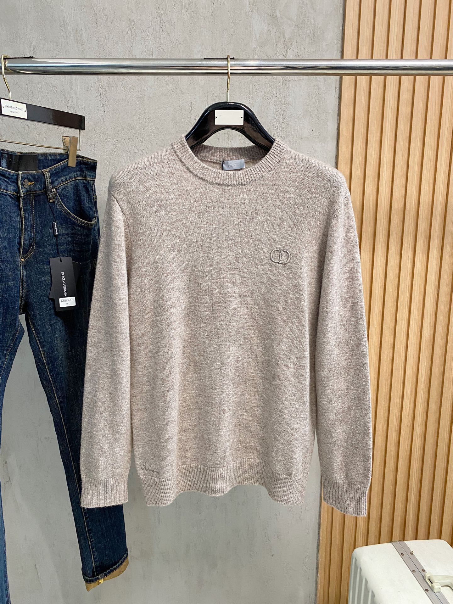 NO:606443,Dior 2025ss autumn and winter new fashion casual base single wear round neck business casual basic high-end worsted pure wool sweater, comfortable and warm!  Anti-pilling, non-irritating to the skin, can be worn close to the skin, and designed with luxurious classic elements!  There is not too much complicated craftsmanship. What I play is the fusion of design and materials. Simple European style. A must-have for autumn and winter. Counter sizes M-3XL, dior, sweaters, alexander wang19860909迪奥 2025ss秋冬新品时尚休闲打底单穿圆领商务休闲基础高档精纺纯羊毛毛衣 舒适保暖！抗起球不刺激皮肤,可贴身穿,奢华经典元素设计！没有过多复杂的工艺 玩的就是设计与材质的融合 简约的欧风 秋冬季必备 专柜尺码M-3XL,,dior,sweaters,alexander wang,Men's clothing