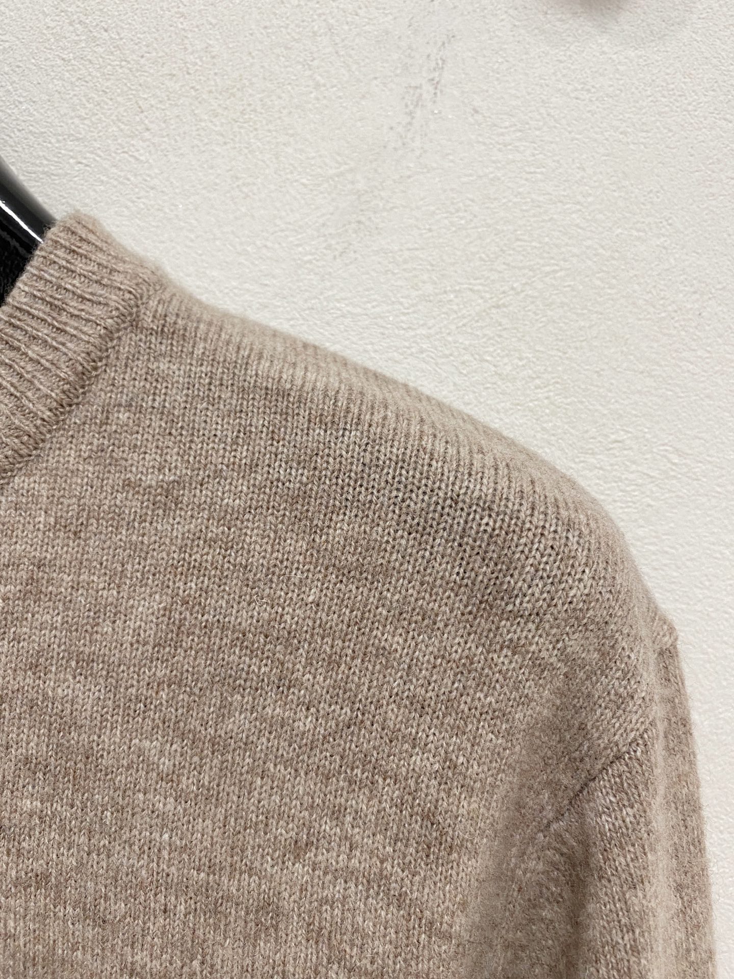 Hermes 100% Wool Sweater - Luxurious, Warm & Stylish Knitwear for Autumn/Winter 4 i1758910737997 8653 0 2