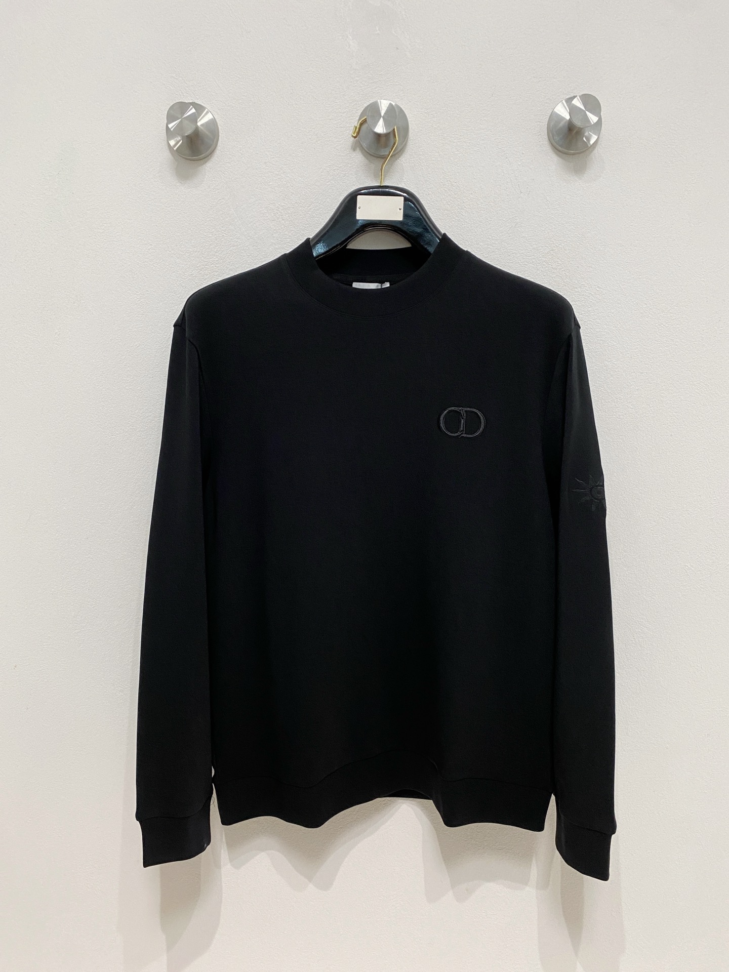 NO:548337,迪奥 精品打底衫 贸易公司订单 25SS 秋冬新款意式轻奢男士休闲长袖打底衫 T恤 卫衣 平整的抗皱性能让您穿着始终挺拔有型.呈现出细密的肌理和微光感,柔软适中顺滑有垂感,抗磨不起球,面料牢固结实,抗皱性强,吸湿性与透气性都极为优越！  The selected new fabrics are environmentally friendly and sustainable. They are all made of high-density fabrics. They feel delicate and soft, elastic and plastic. They are tall and stylish on the upper body, invincible texture, excellent skin-friendly, and the textures are high-end and gorgeous!  不仅如此,细致做工也让整个打底衫显得精致非凡. 加固双线缝制 更加平整立体有型 颜色白色/黑色/咖色 尺码48-56,,dior,hoodie,sweatshirts,tees，t-shirt,alexander wang19860909迪奥 精品打底衫 贸易公司订单 25SS 秋冬新款意式轻奢男士休闲长袖打底衫 T恤 卫衣 平整的抗皱性能让您穿着始终挺拔有型.呈现出细密的肌理和微光感,柔软适中顺滑有垂感,抗磨不起球,面料牢固结实,抗皱性强,吸湿性与透气性都极为优越！ 挑选的新型面料环保可持续性使用.均为高密度织物制造而成,手感细腻柔软,有弹性可塑性高,穿着上身挺阔有型,质感无敌,亲肤性绝佳,肌理纹路透着高级和华丽感！ 不仅如此,细致做工也让整个打底衫显得精致非凡. 加固双线缝制 更加平整立体有型 颜色白色/黑色/咖色 尺码48-56,,dior,hoodie,sweatshirts,tees，t-shirt,alexander wang,Men's clothing