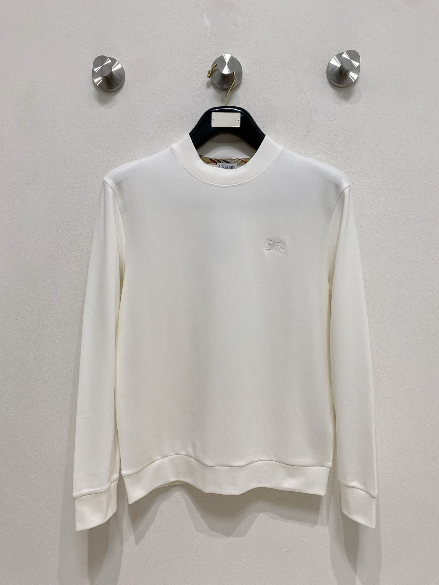 NO:548342,Burberry Premium Base Shirt Trading Company Order 25SS Autumn and Winter New Italian Light Luxury Men's Casual Long-Sleeve Base Shirt T-shirt Sweatshirt Flat Anti-wrinkle Performance Makes you always upright and stylish in your wear. It presents a fine texture and shimmery feeling, soft, moderate, smooth and drooping, and it is not pill-resistant. The fabric is firm and solid, with strong wrinkle resistance, and is extremely superior in moisture absorption and breathability!  The selected new fabrics are environmentally friendly and sustainable. They are all made of high-density fabrics. They feel delicate and soft, elastic and plastic. They are tall and stylish on the upper body, invincible texture, excellent skin-friendly, and the textures are high-end and gorgeous!  Not only that, the meticulous workmanship also makes the entire base shirt look exquisite. Reinforced double-line sewing, more flat and stylish. Color white/black/coffee Size 48-56, burberry, hoodie, sweatshirts,tees, t-shirt, alexander wang19860909巴宝莉 精品打底衫 贸易公司订单 25SS 秋冬新款意式轻奢男士休闲长袖打底衫 T恤 卫衣 平整的抗皱性能让您穿着始终挺拔有型.呈现出细密的肌理和微光感,柔软适中顺滑有垂感,抗磨不起球,面料牢固结实,抗皱性强,吸湿性与透气性都极为优越！ 挑选的新型面料环保可持续性使用.均为高密度织物制造而成,手感细腻柔软,有弹性可塑性高,穿着上身挺阔有型,质感无敌,亲肤性绝佳,肌理纹路透着高级和华丽感！ 不仅如此,细致做工也让整个打底衫显得精致非凡. 加固双线缝制 更加平整立体有型 颜色白色/黑色/咖色 尺码48-56,,burberry,hoodie,sweatshirts,tees，t-shirt,alexander wang,Men's clothing