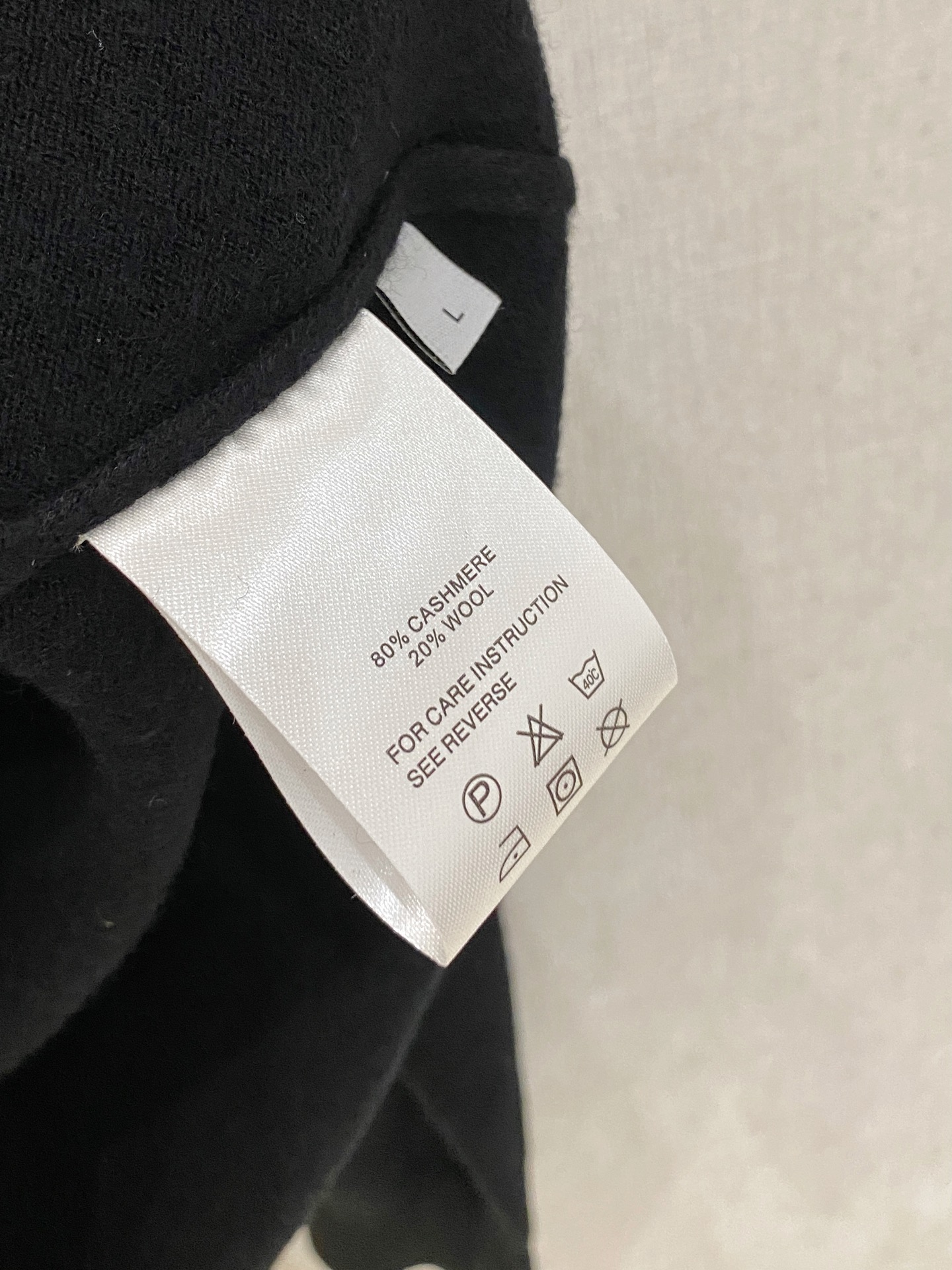 秋冬新品贸易公司渠道稀出，领先官网发售！基础款纯色针织衫单穿叠穿的好选择，修身显瘦的合身版型款式简约，螺