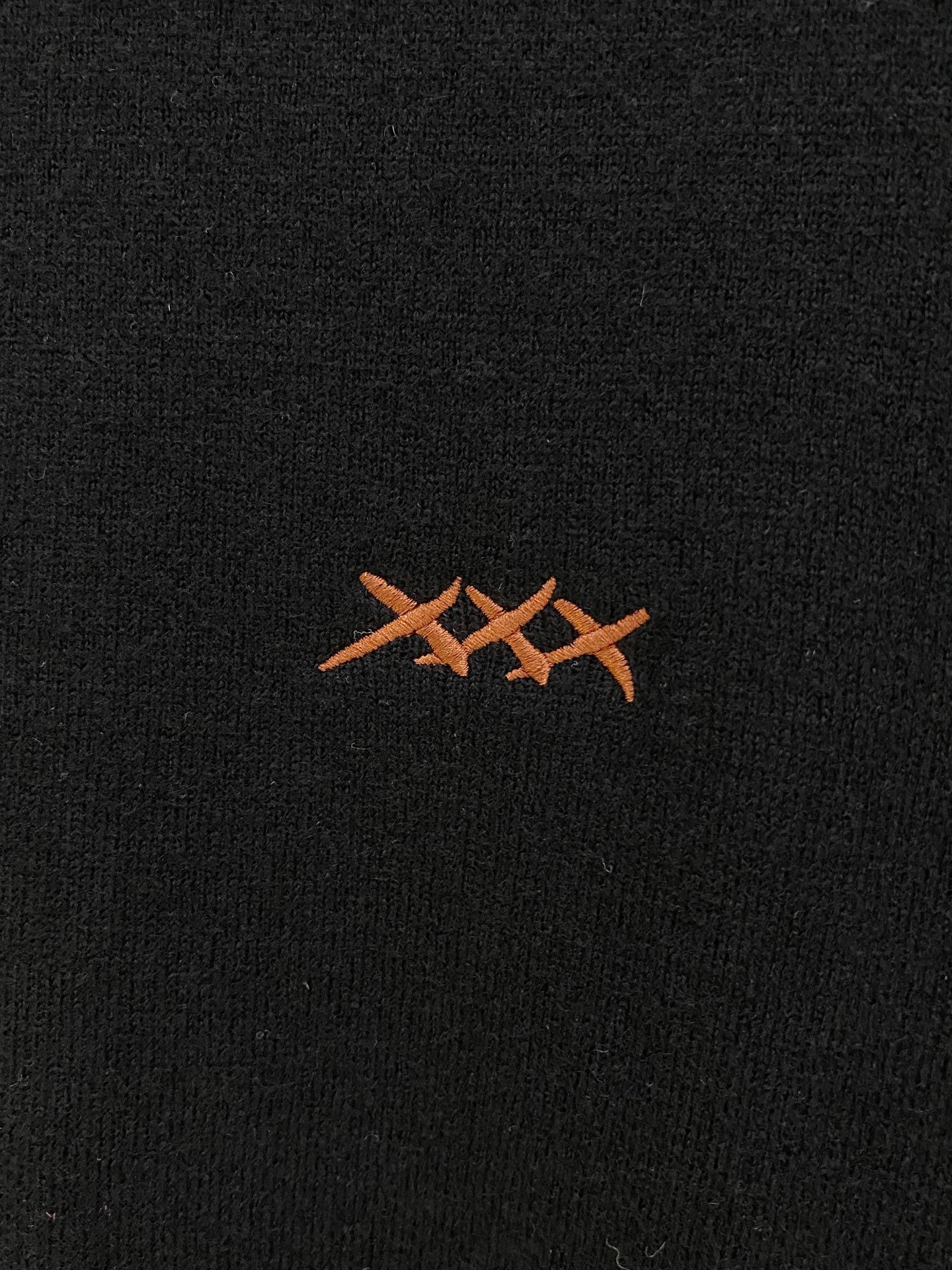 秋冬新品贸易公司渠道稀出，领先官网发售！基础款纯色针织衫单穿叠穿的好选择，修身显瘦的合身版型款式简约，螺