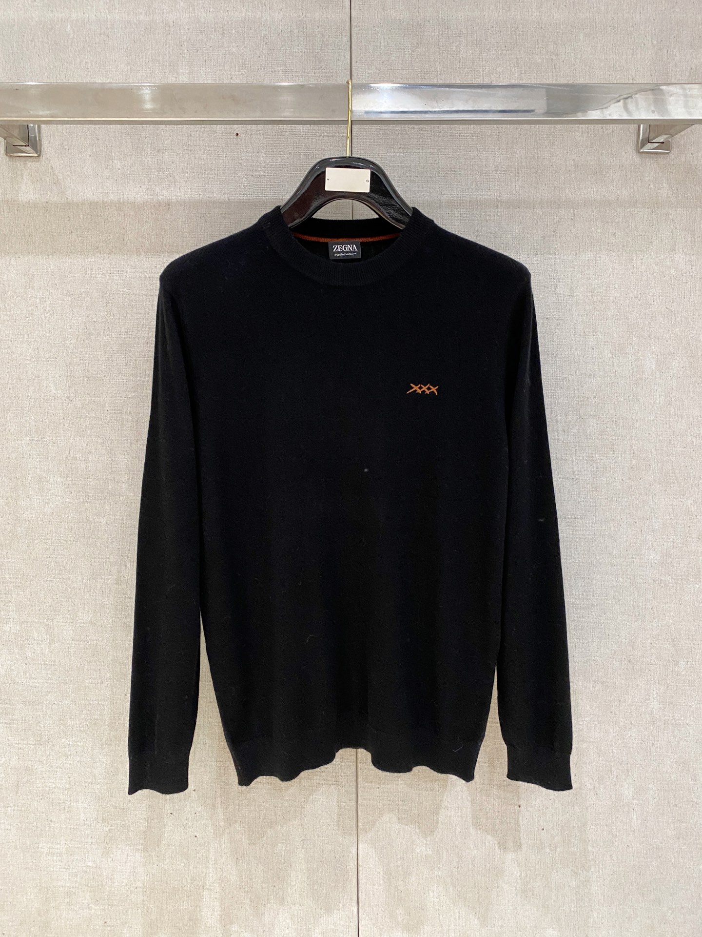 秋冬新品贸易公司渠道稀出，领先官网发售！基础款纯色针织衫单穿叠穿的好选择，修身显瘦的合身版型款式简约，螺