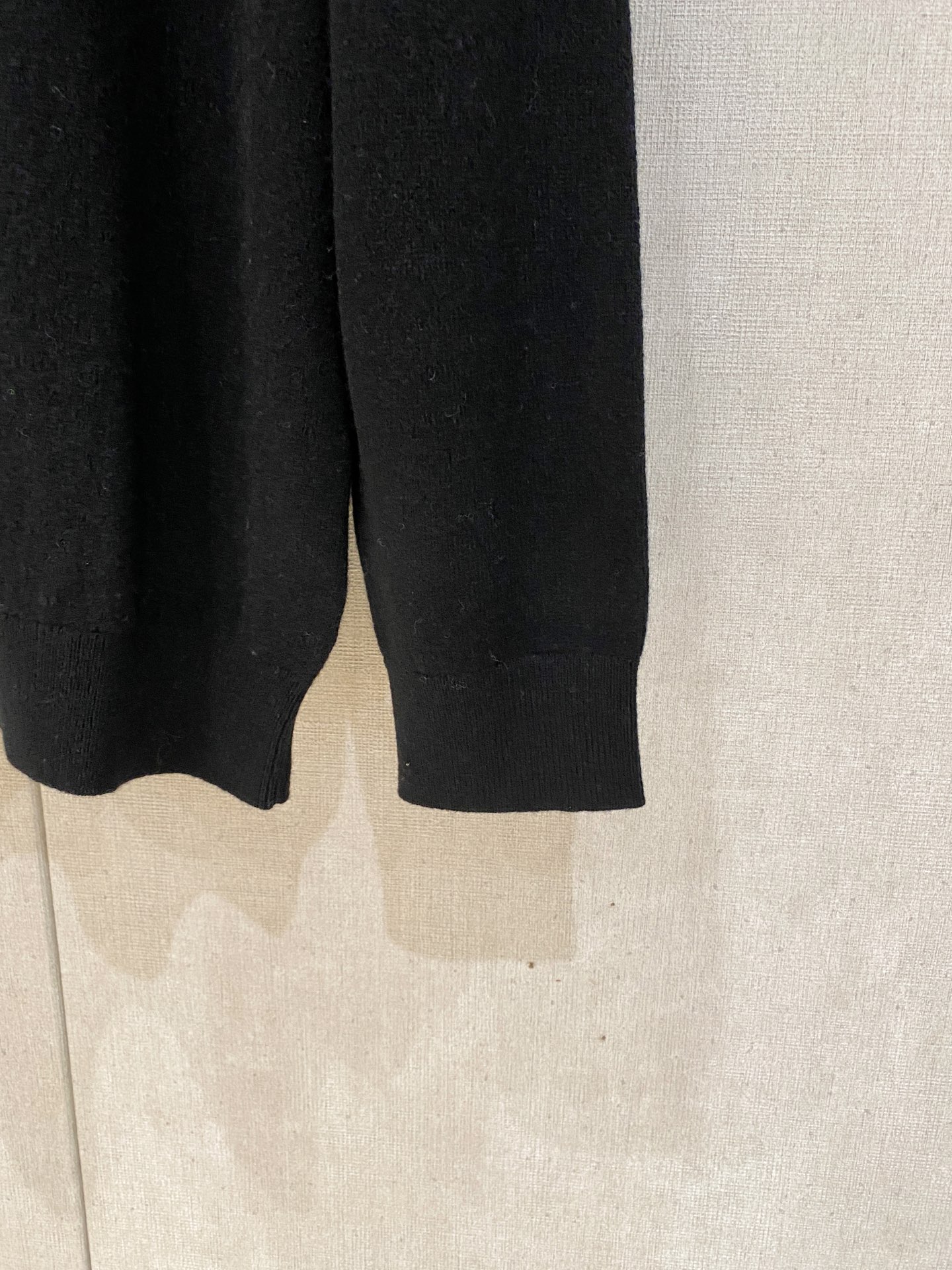 秋冬新品贸易公司渠道稀出，领先官网发售！基础款纯色针织衫单穿叠穿的好选择，修身显瘦的合身版型款式简约，螺