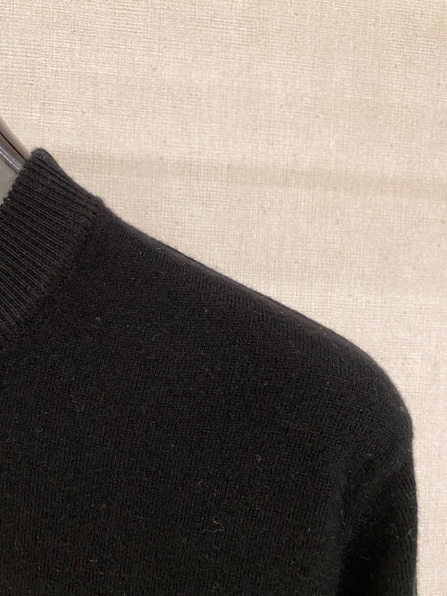 秋冬新品贸易公司渠道稀出，领先官网发售！基础款纯色针织衫单穿叠穿的好选择，修身显瘦的合身版型款式简约，螺