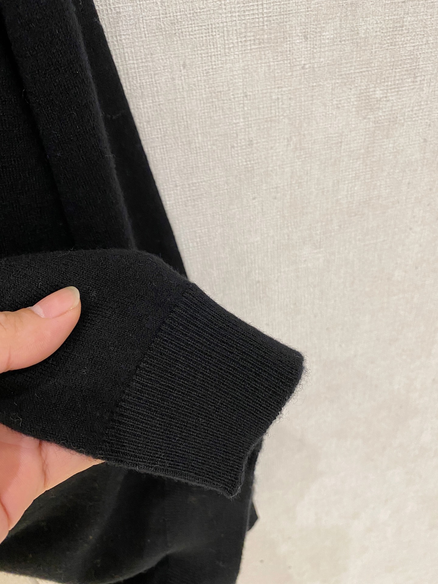 秋冬新品贸易公司渠道稀出，领先官网发售！基础款纯色针织衫单穿叠穿的好选择，修身显瘦的合身版型款式简约，螺