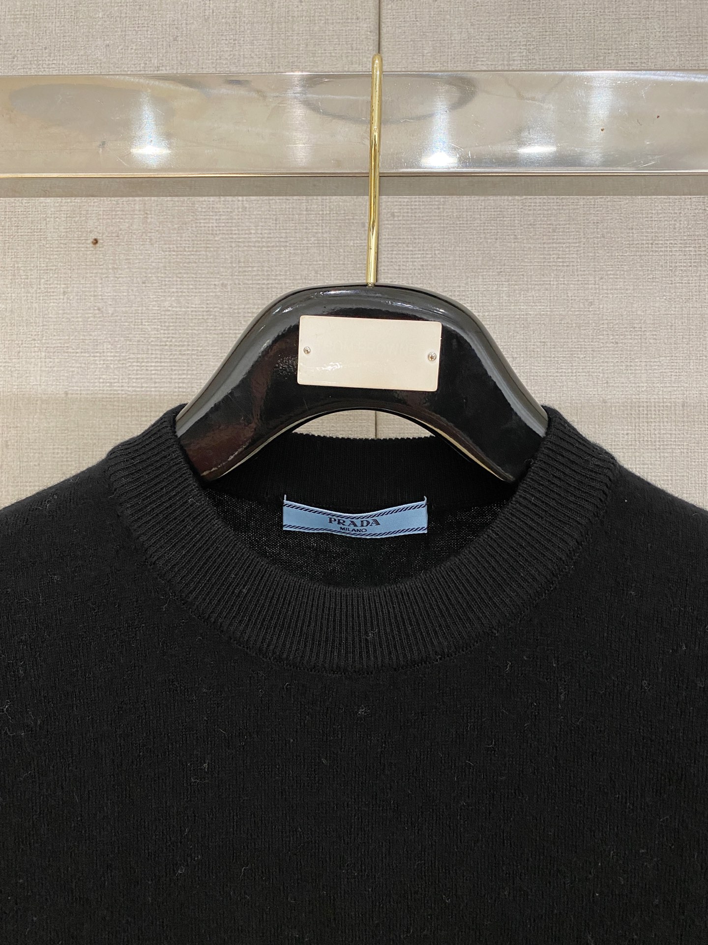 秋冬新品贸易公司渠道稀出，领先官网发售！基础款纯色针织衫单穿叠穿的好选择，修身显瘦的合身版型款式简约，螺