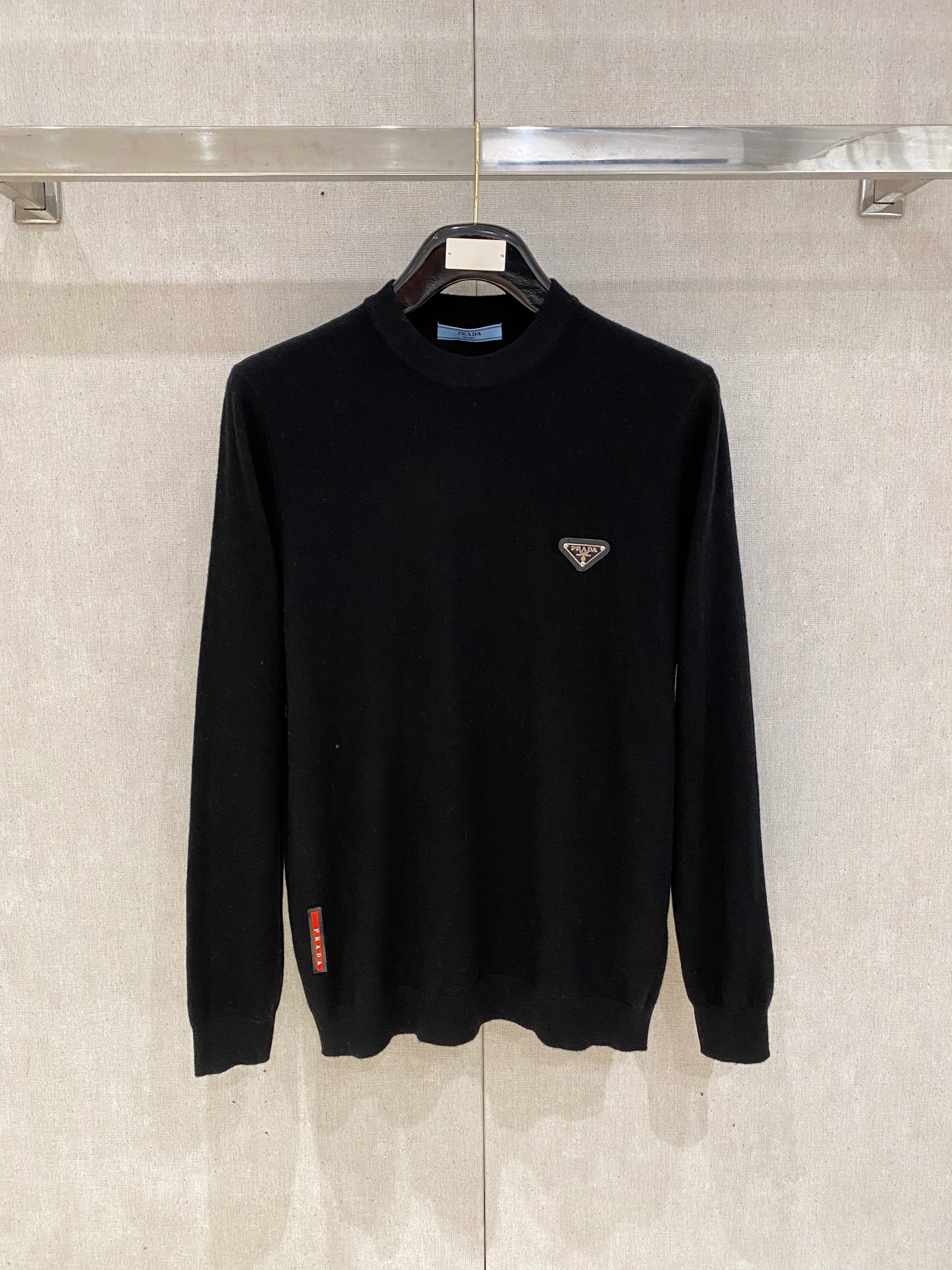 秋冬新品贸易公司渠道稀出，领先官网发售！基础款纯色针织衫单穿叠穿的好选择，修身显瘦的合身版型款式简约，螺