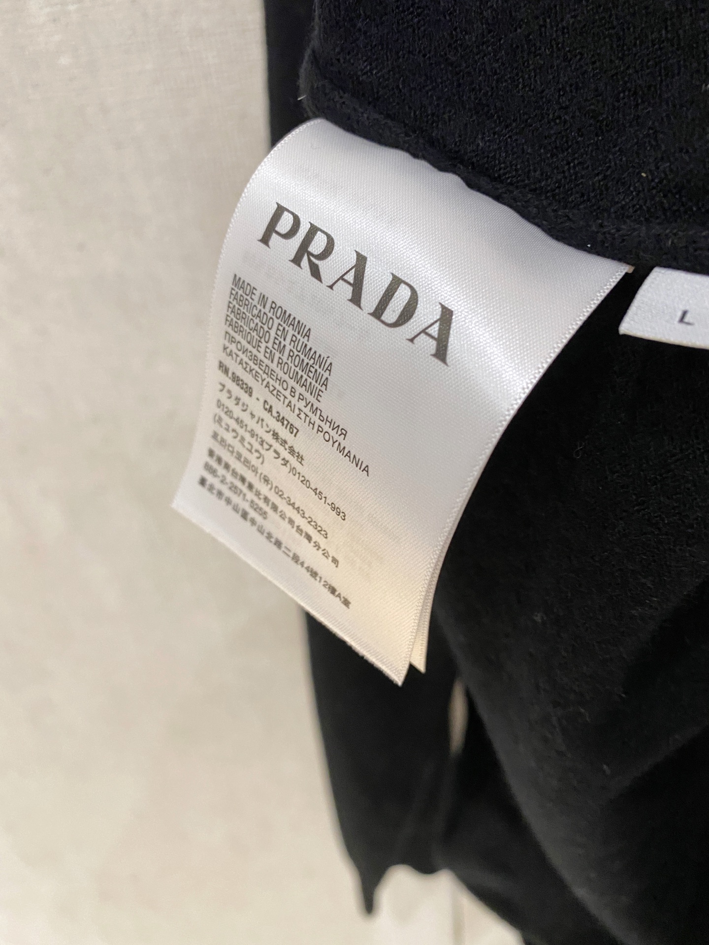 秋冬新品贸易公司渠道稀出，领先官网发售！基础款纯色针织衫单穿叠穿的好选择，修身显瘦的合身版型款式简约，螺