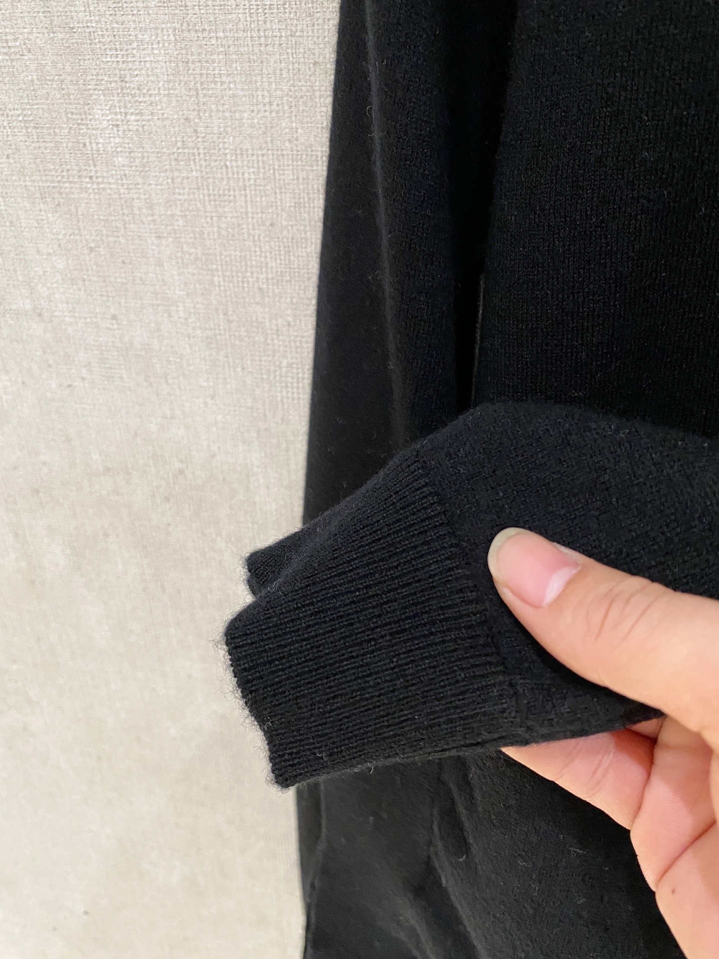 秋冬新品贸易公司渠道稀出，领先官网发售！基础款纯色针织衫单穿叠穿的好选择，修身显瘦的合身版型款式简约，螺