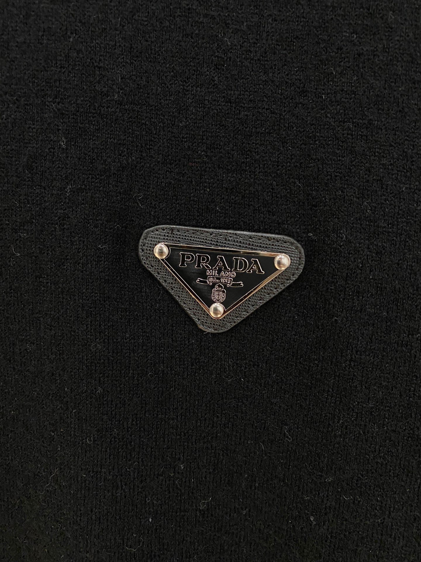 秋冬新品贸易公司渠道稀出，领先官网发售！基础款纯色针织衫单穿叠穿的好选择，修身显瘦的合身版型款式简约，螺