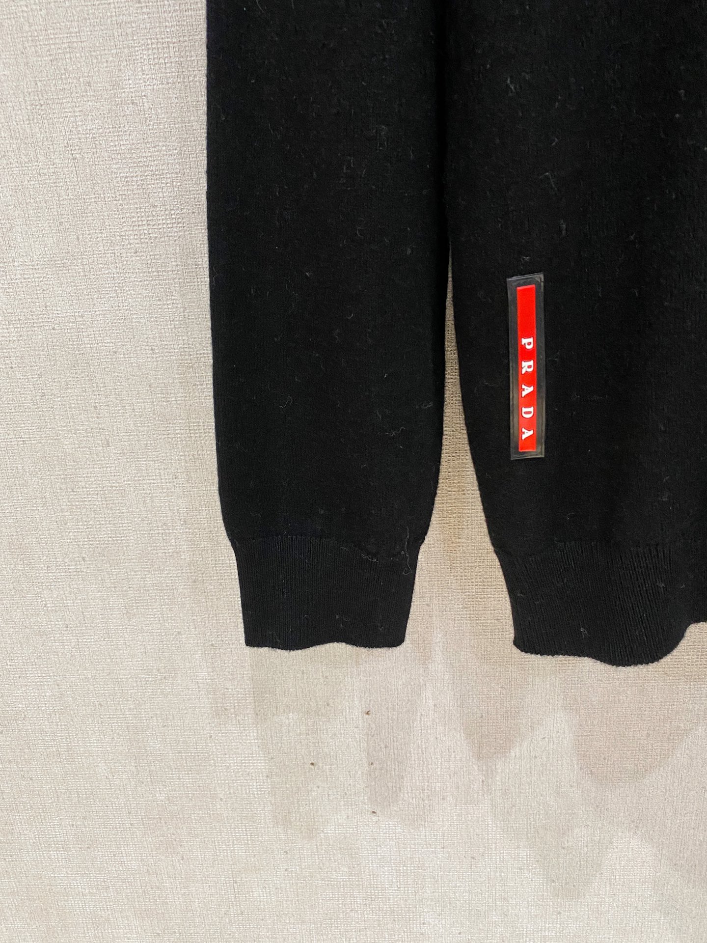 秋冬新品贸易公司渠道稀出，领先官网发售！基础款纯色针织衫单穿叠穿的好选择，修身显瘦的合身版型款式简约，螺