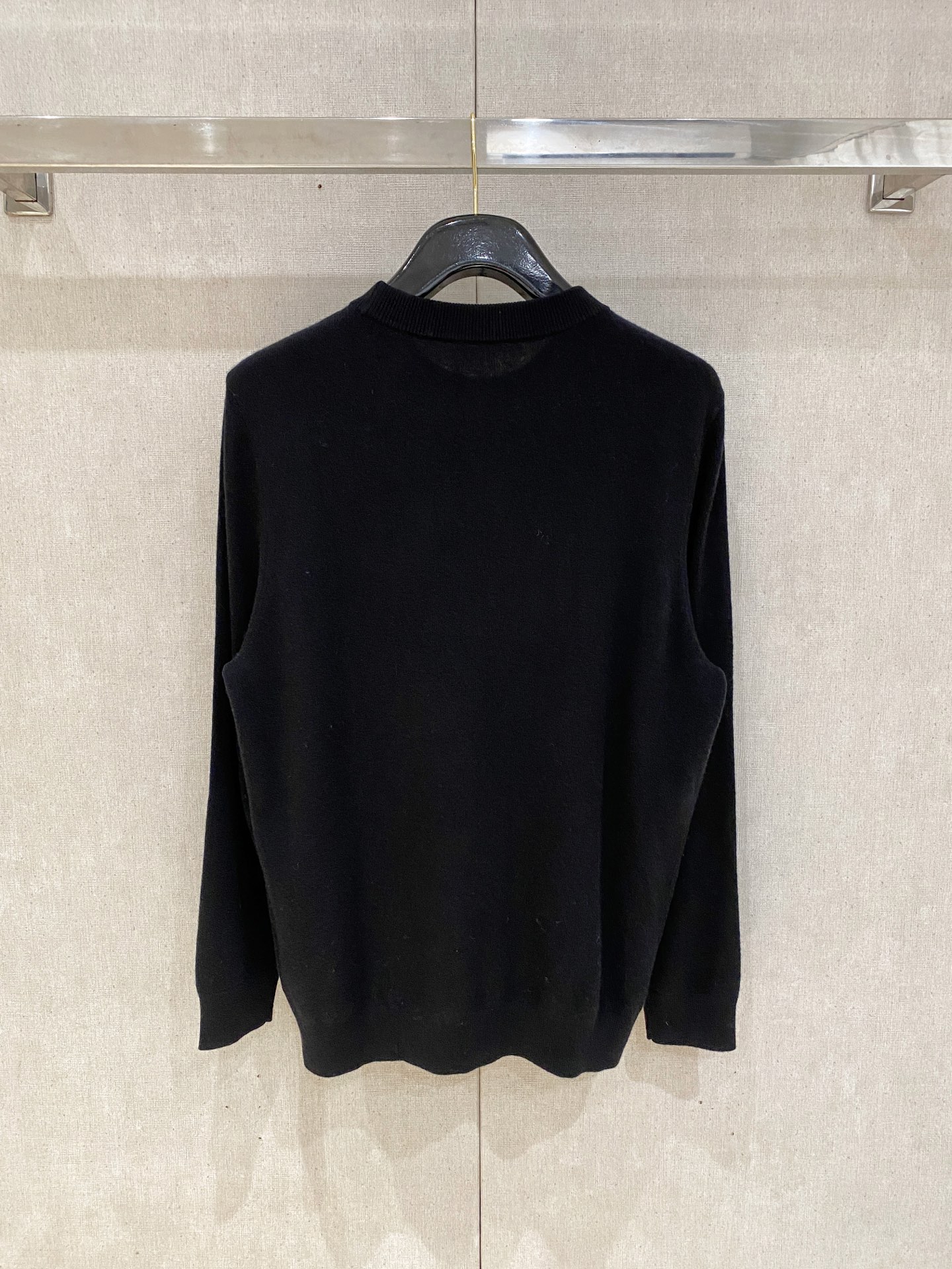 秋冬新品贸易公司渠道稀出，领先官网发售！基础款纯色针织衫单穿叠穿的好选择，修身显瘦的合身版型款式简约，螺