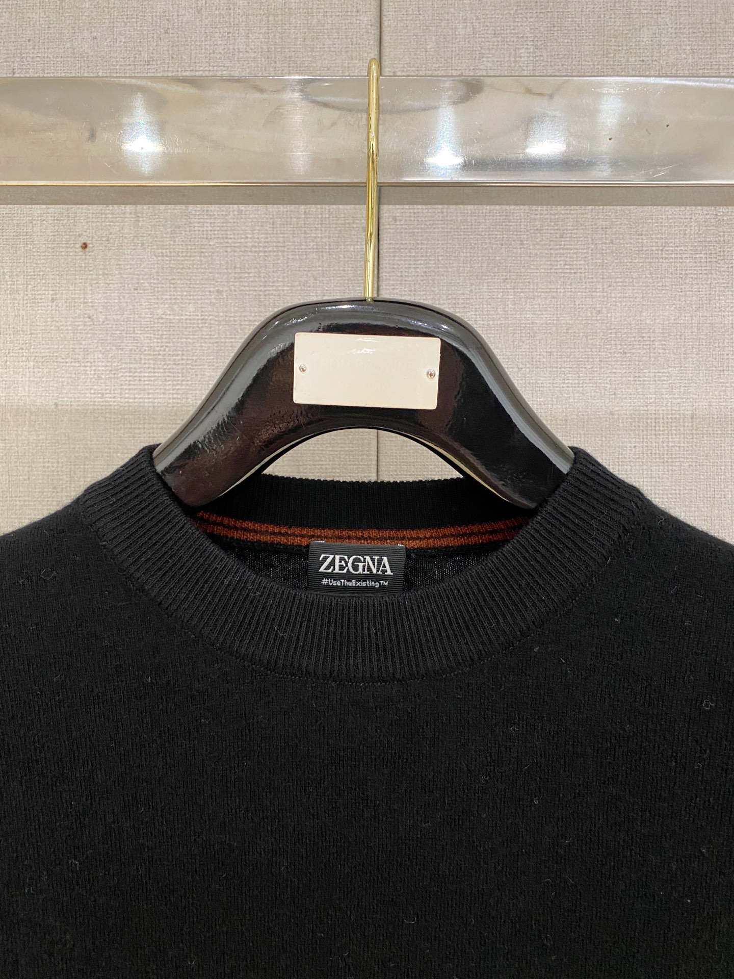 秋冬新品贸易公司渠道稀出，领先官网发售！基础款纯色针织衫单穿叠穿的好选择，修身显瘦的合身版型款式简约，螺