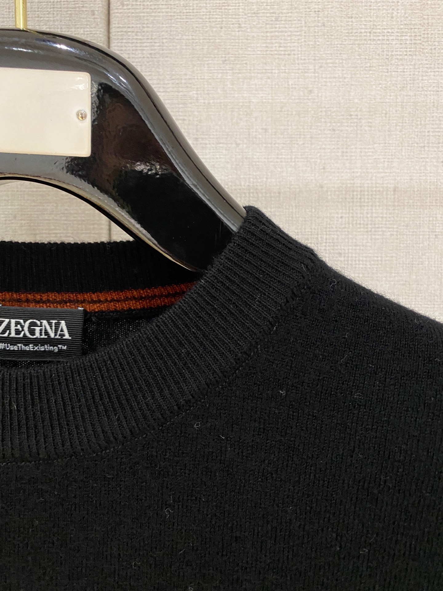 秋冬新品贸易公司渠道稀出，领先官网发售！基础款纯色针织衫单穿叠穿的好选择，修身显瘦的合身版型款式简约，螺