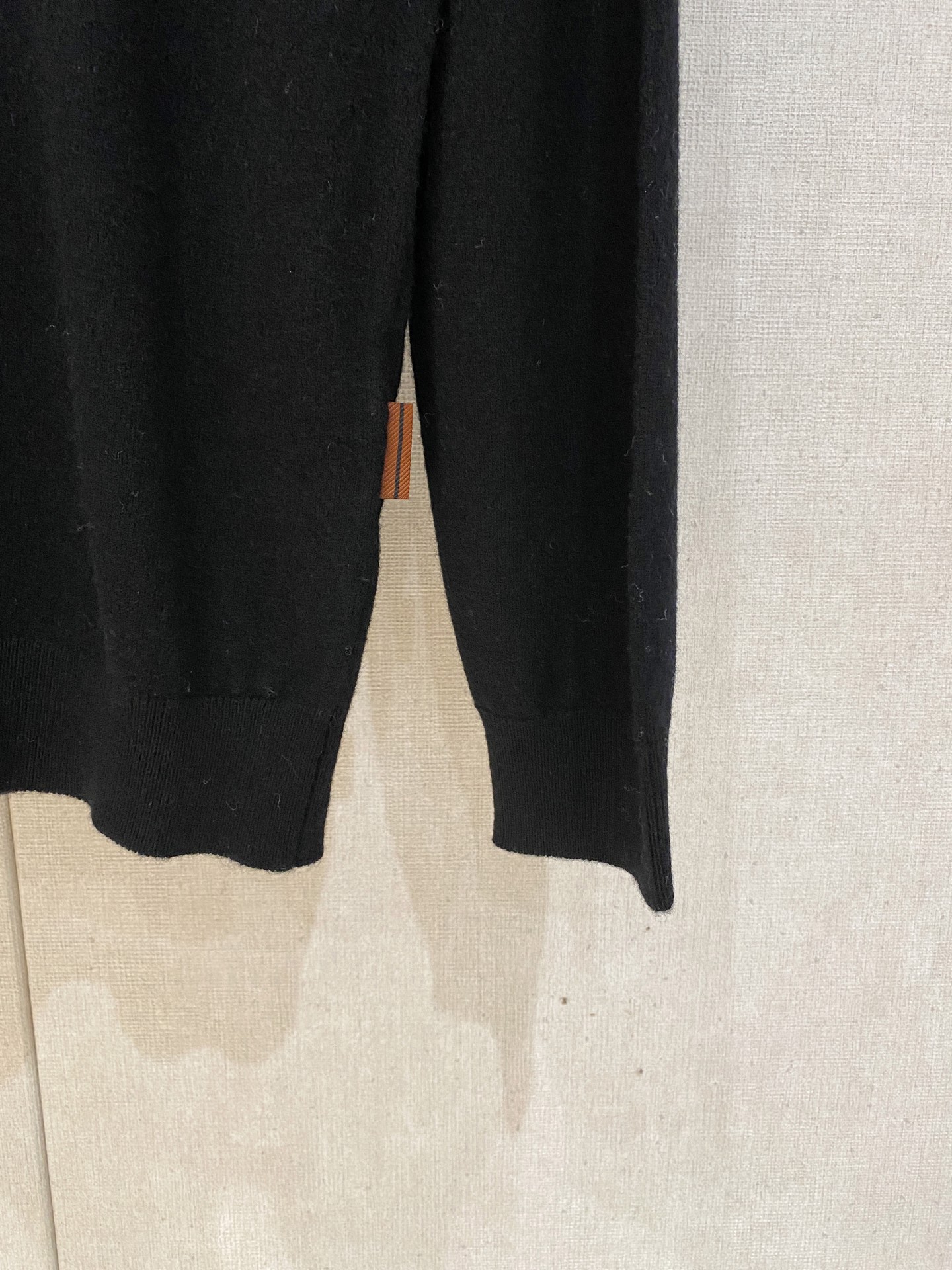 秋冬新品贸易公司渠道稀出，领先官网发售！基础款纯色针织衫单穿叠穿的好选择，修身显瘦的合身版型款式简约，螺