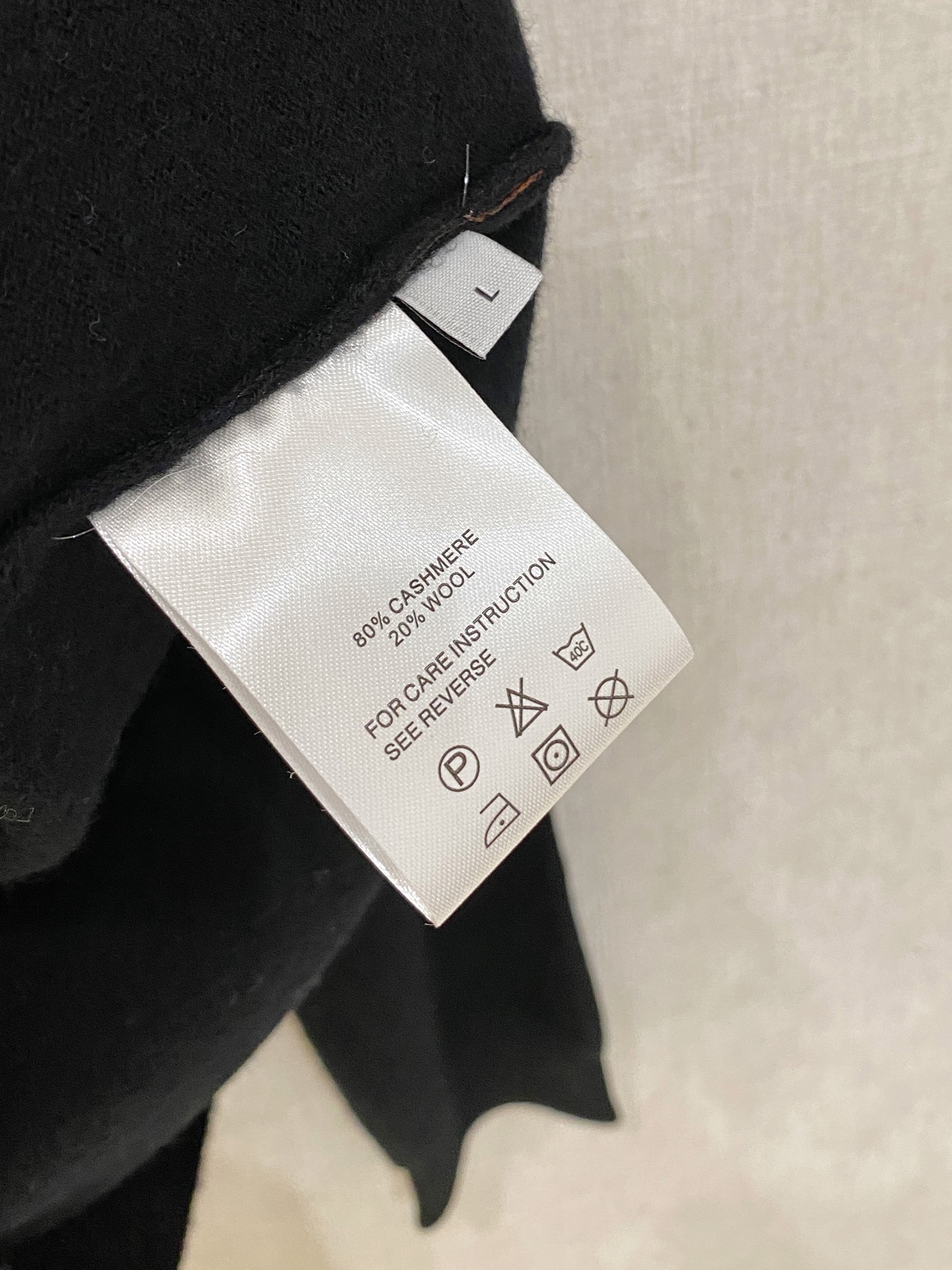 秋冬新品贸易公司渠道稀出，领先官网发售！基础款纯色针织衫单穿叠穿的好选择，修身显瘦的合身版型款式简约，螺