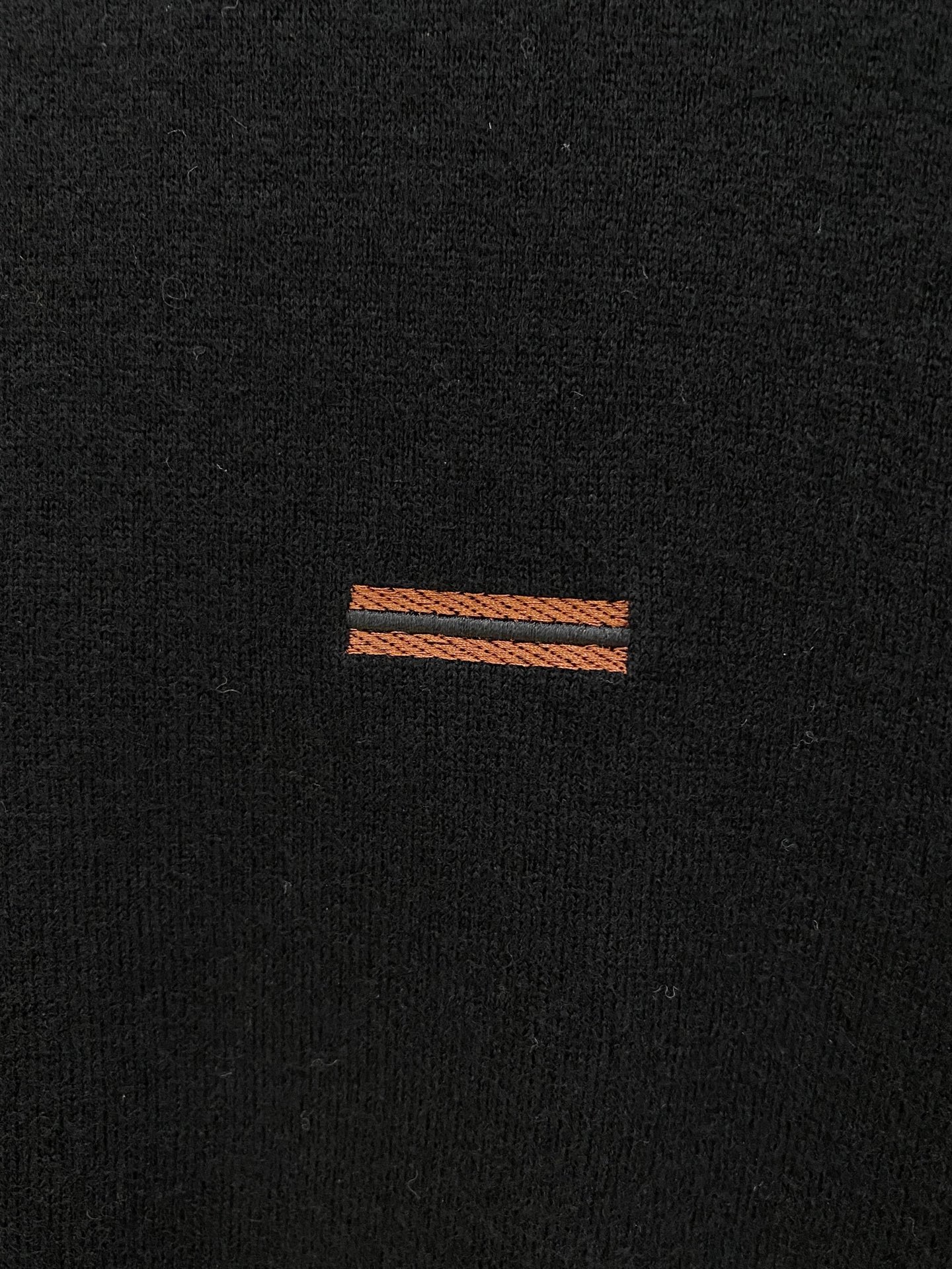 秋冬新品贸易公司渠道稀出，领先官网发售！基础款纯色针织衫单穿叠穿的好选择，修身显瘦的合身版型款式简约，螺