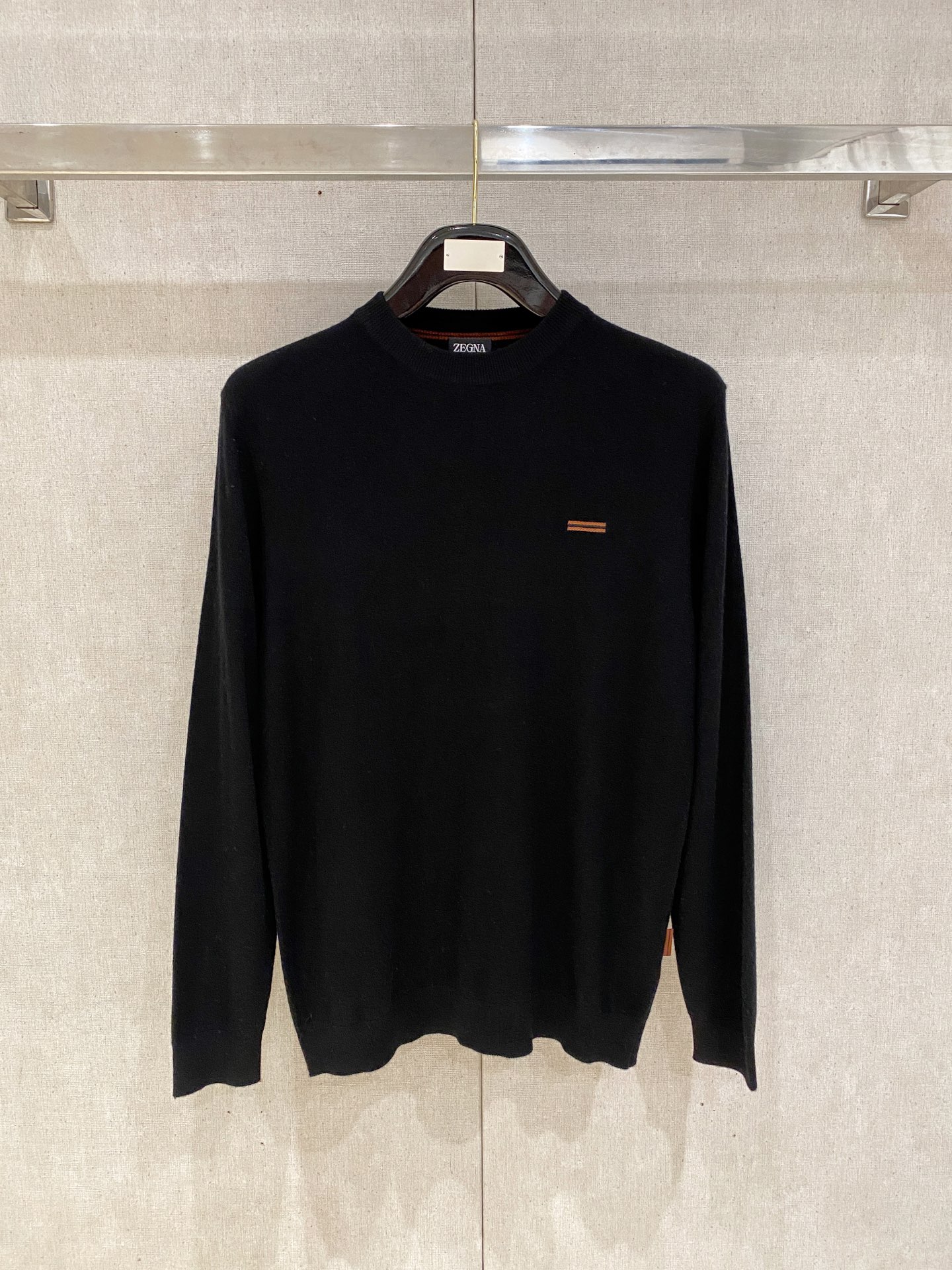 NO:571513,New autumn and winter products are rarely available through trading company channels, and are sold on the official website first! The basic solid color sweater is a good choice to wear alone and layered. The slim fit is simple in style. The threaded round neck design lifts the air and optimizes the shoulder-neck ratio. Regular shoulder-shaped precision line artificial overstitching. German JIN mouth loom 16-needle flat knitting technology. The yarn is very fine. The fabric is smooth, dense and high-end. The staggered embroidery logo of horse letters on the chest embellishes the whole! This sweater is made from a blend of imported 80% cashmere and wool. The sweater has a soft and fluffy appearance with zero pressure, and is soft and elastic. The high-quality cashmere yarn has excellent elasticity and stretches with the body shape, bringing softness and extreme warmth to the skin. High-quality wool is selected. Compared with other wools, it is more slender and soft, with excellent drape and movement. The fiber fineness close to cashmere makes it feel similar to cashmere, more durable and wear-resistant and not easy to pilling. The round neck design provides warmth in cold weather. The widened classic small semi-round collar 3.5cm is not easy to deform. The natural elastic fiber has a certain thickness and is comfortable to fit, which can last through the entire autumn and winter, but the upper body is not restrained, pressure-free, and soft! Size M-3XL Model number M shoulder width 43 bust 100 sleeve length 64 dress length 67 L size shoulder width 44 chest 104 sleeve length 65 dress length 68 XL size shoulder width 45 chest 108 sleeve length 66 dress length 69 2 Size 3XL, shoulder width 47, bust 116, sleeve length 68, dress length 71,,sweaters,alexander wang19860909秋冬新品 贸易公司渠道稀出,领先官网发售！基础款纯色针织衫单穿叠穿的好选择,修身显瘦的合身版型款式简约,螺纹圆领设计提气且优化肩颈比例,常规肩型精密走线人工套缝,德国JIN口织机16针横机工艺,纱线非常的细织制的面料平整细密高端,前胸马图字母交错刺绣徽标点缀整体！ 该毛衣精选客供进口80山羊绒羊毛混纺打造,外观柔软蓬松度打造的针织衫零压感,柔软有弹性,优质羊绒纱线具有极佳的弹性,随体型拉伸,为肌肤带来柔软和極致温暖的感受,打造处的衣型合体,但弹力包容度让人爱不释手！甄选高品质羊毛,与其他羊毛相比更为纤细柔软,拥有优良的垂坠和动感,接近羊绒的纤维细度使得其触感与羊绒相仿,更加耐穿耐磨不易起球,圆领设计严寒护颈的温暖,加宽的经典小半圆领3.5cm不易变形,天然弹力纤维舒适贴合有一定的厚度,能贯穿整个秋冬但上身却无束缚、无压力,轻柔无物！ 尺码M-3XL 款号 M码肩宽43胸围100袖长64衣长67 L码肩宽44胸围104袖长65衣长68 XL码肩宽45胸围108袖长66衣长69 2XL码肩宽46胸围112袖长67衣长70 3XL码肩宽47胸围116袖长68衣长71,,sweaters,alexander wang,Men's clothing