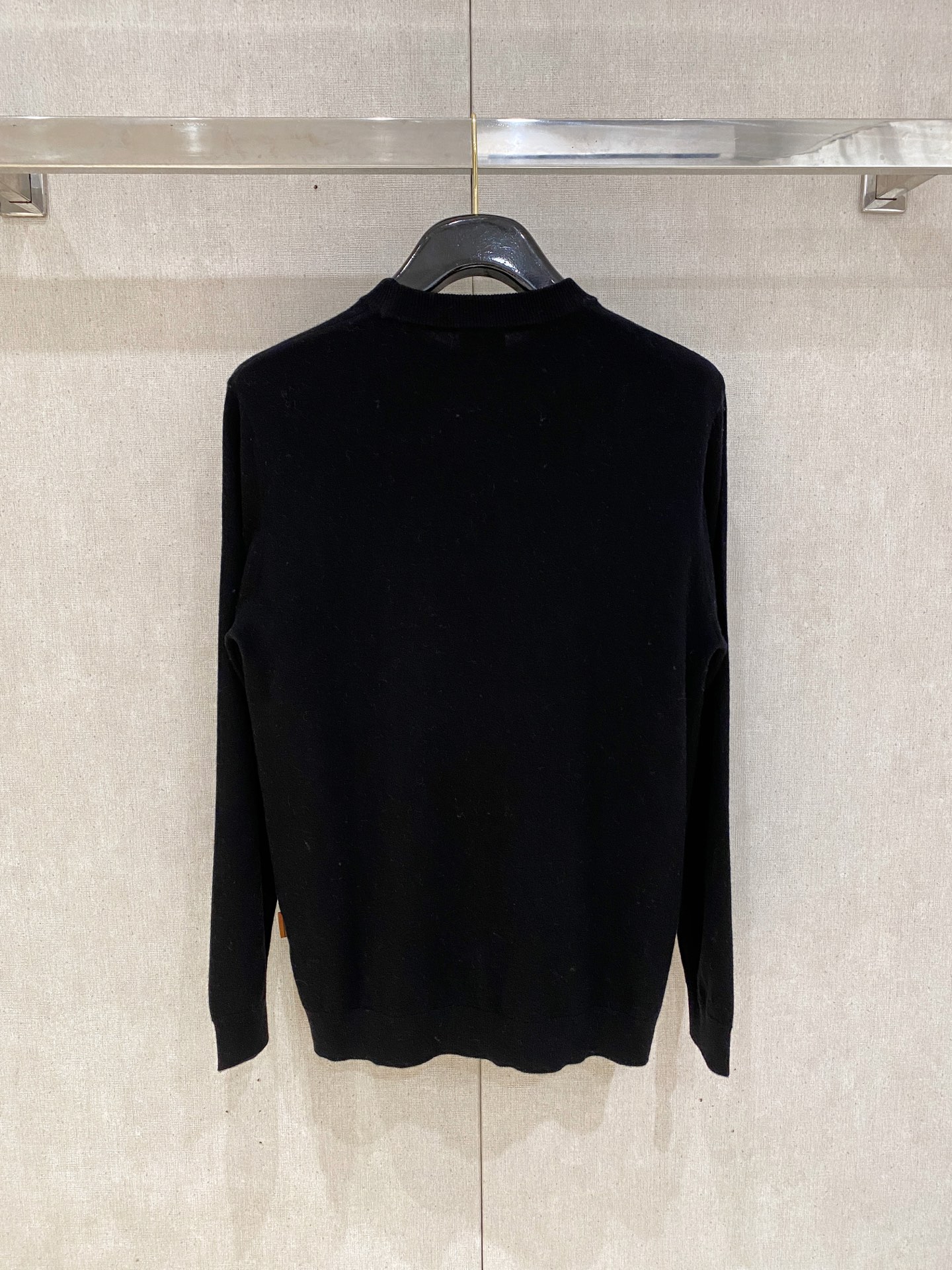 秋冬新品贸易公司渠道稀出，领先官网发售！基础款纯色针织衫单穿叠穿的好选择，修身显瘦的合身版型款式简约，螺