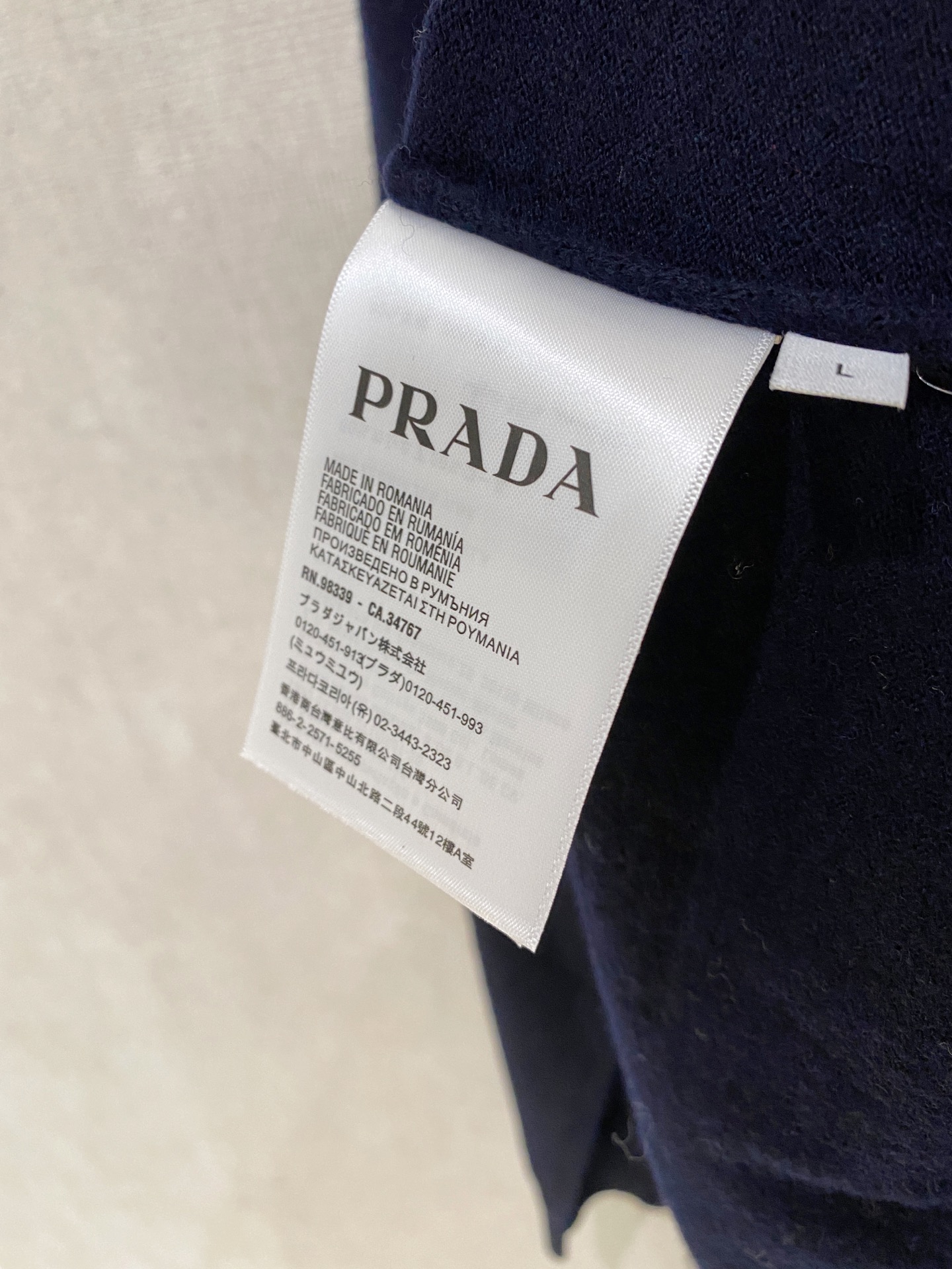 秋冬新品贸易公司渠道稀出，领先官网发售！基础款纯色针织衫单穿叠穿的好选择，修身显瘦的合身版型款式简约，螺