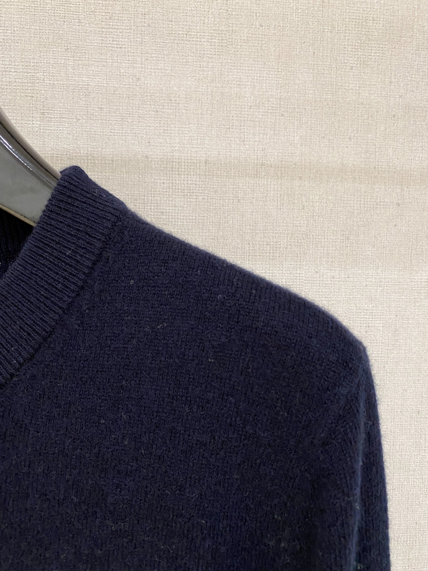 秋冬新品贸易公司渠道稀出，领先官网发售！基础款纯色针织衫单穿叠穿的好选择，修身显瘦的合身版型款式简约，螺