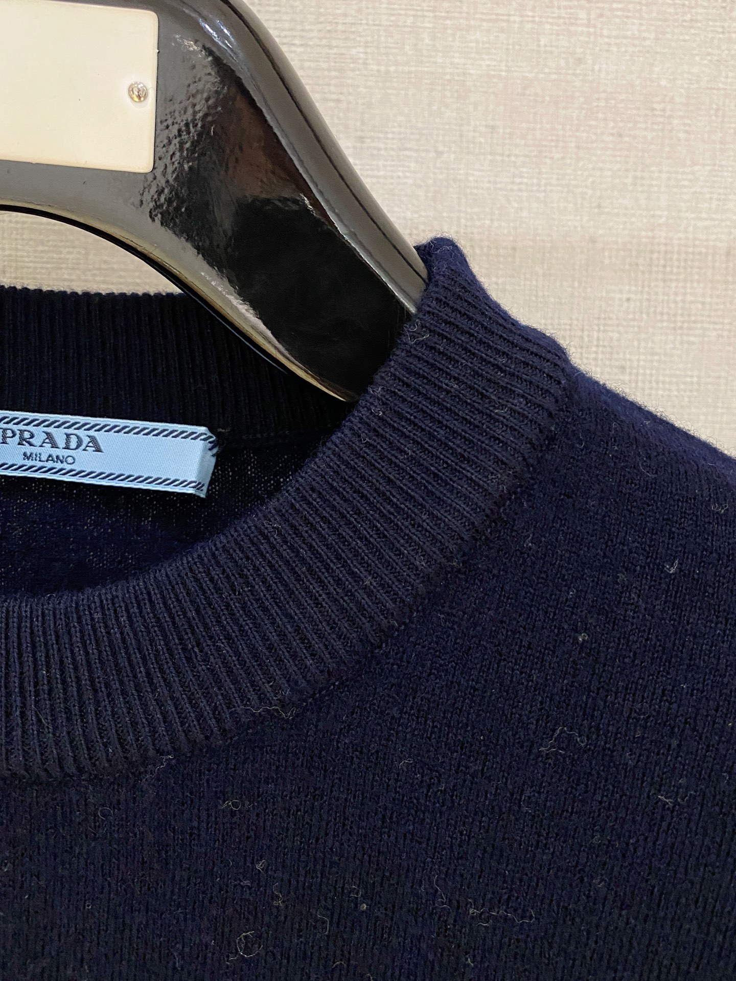 秋冬新品贸易公司渠道稀出，领先官网发售！基础款纯色针织衫单穿叠穿的好选择，修身显瘦的合身版型款式简约，螺