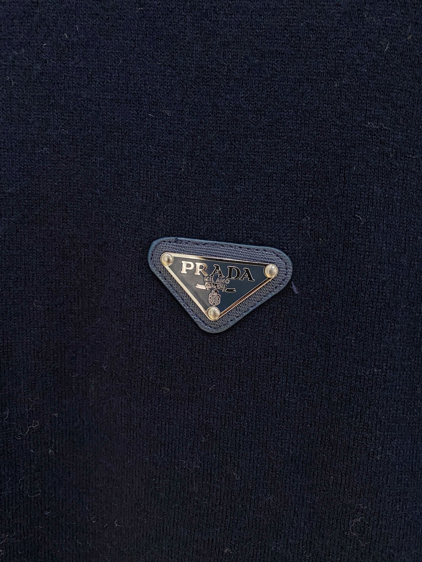 秋冬新品贸易公司渠道稀出，领先官网发售！基础款纯色针织衫单穿叠穿的好选择，修身显瘦的合身版型款式简约，螺