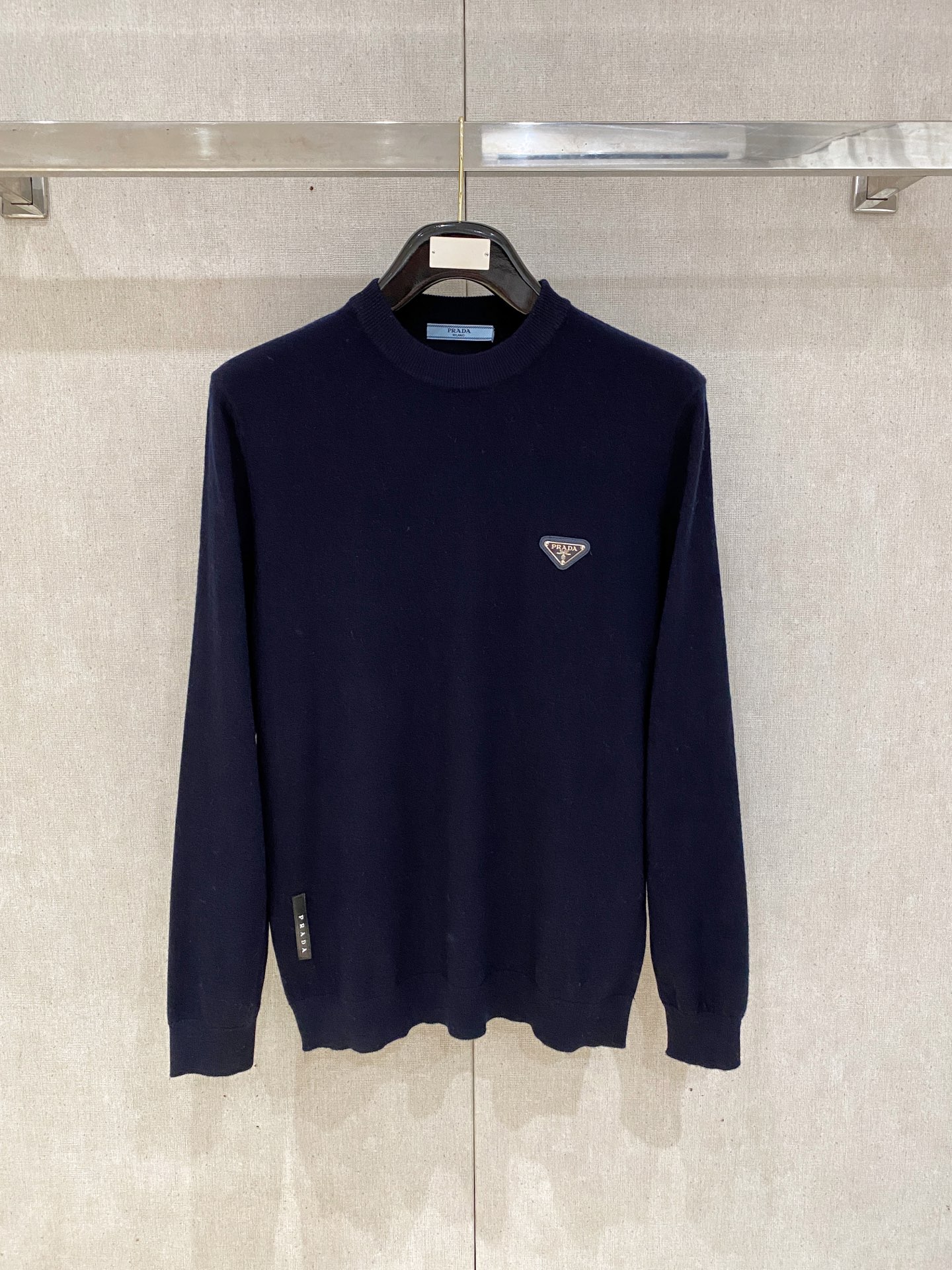 秋冬新品贸易公司渠道稀出，领先官网发售！基础款纯色针织衫单穿叠穿的好选择，修身显瘦的合身版型款式简约，螺