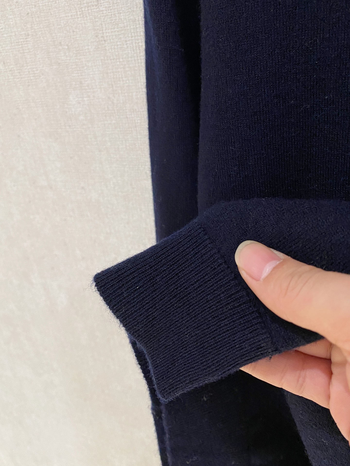 秋冬新品贸易公司渠道稀出，领先官网发售！基础款纯色针织衫单穿叠穿的好选择，修身显瘦的合身版型款式简约，螺