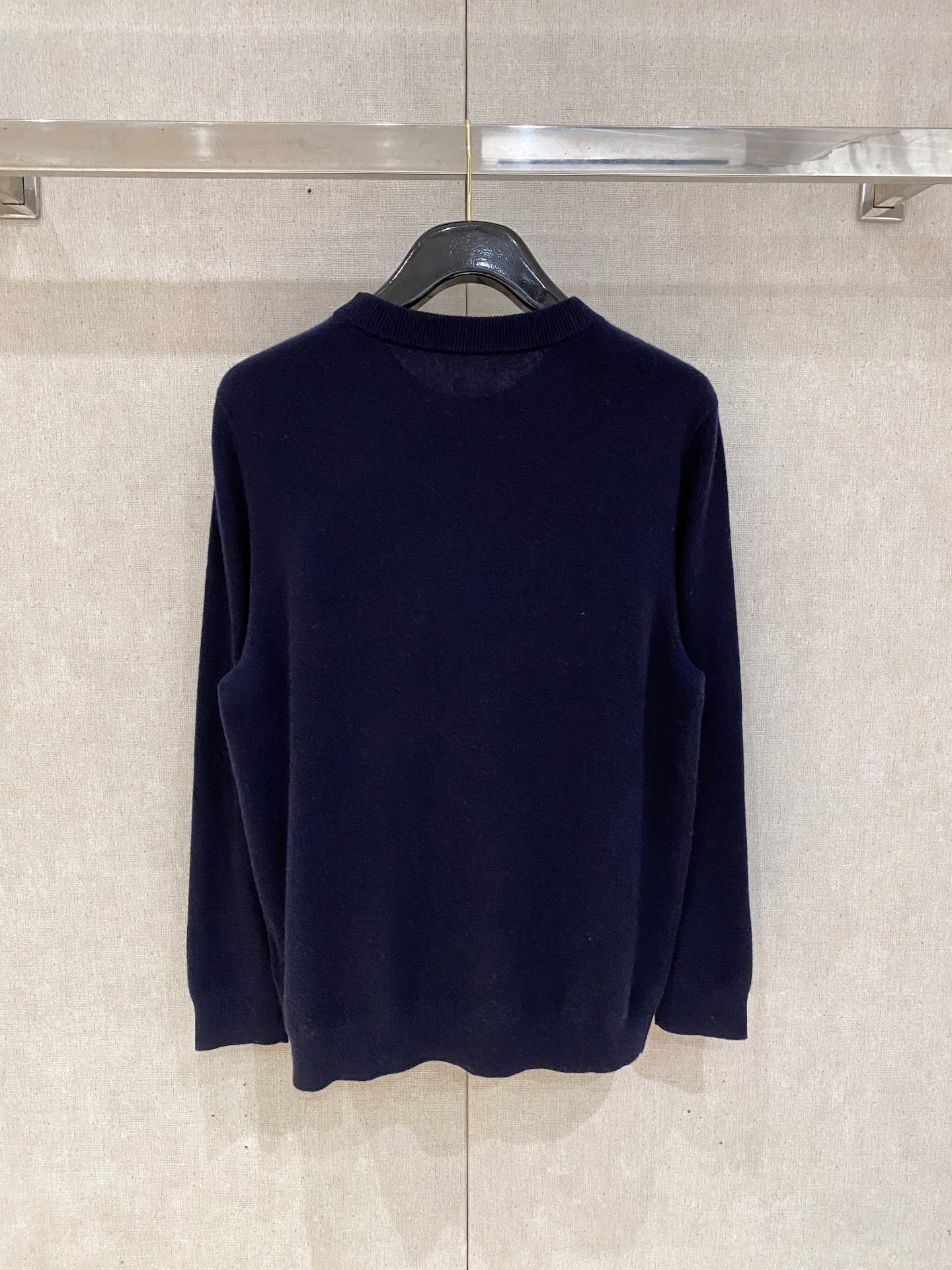 秋冬新品贸易公司渠道稀出，领先官网发售！基础款纯色针织衫单穿叠穿的好选择，修身显瘦的合身版型款式简约，螺