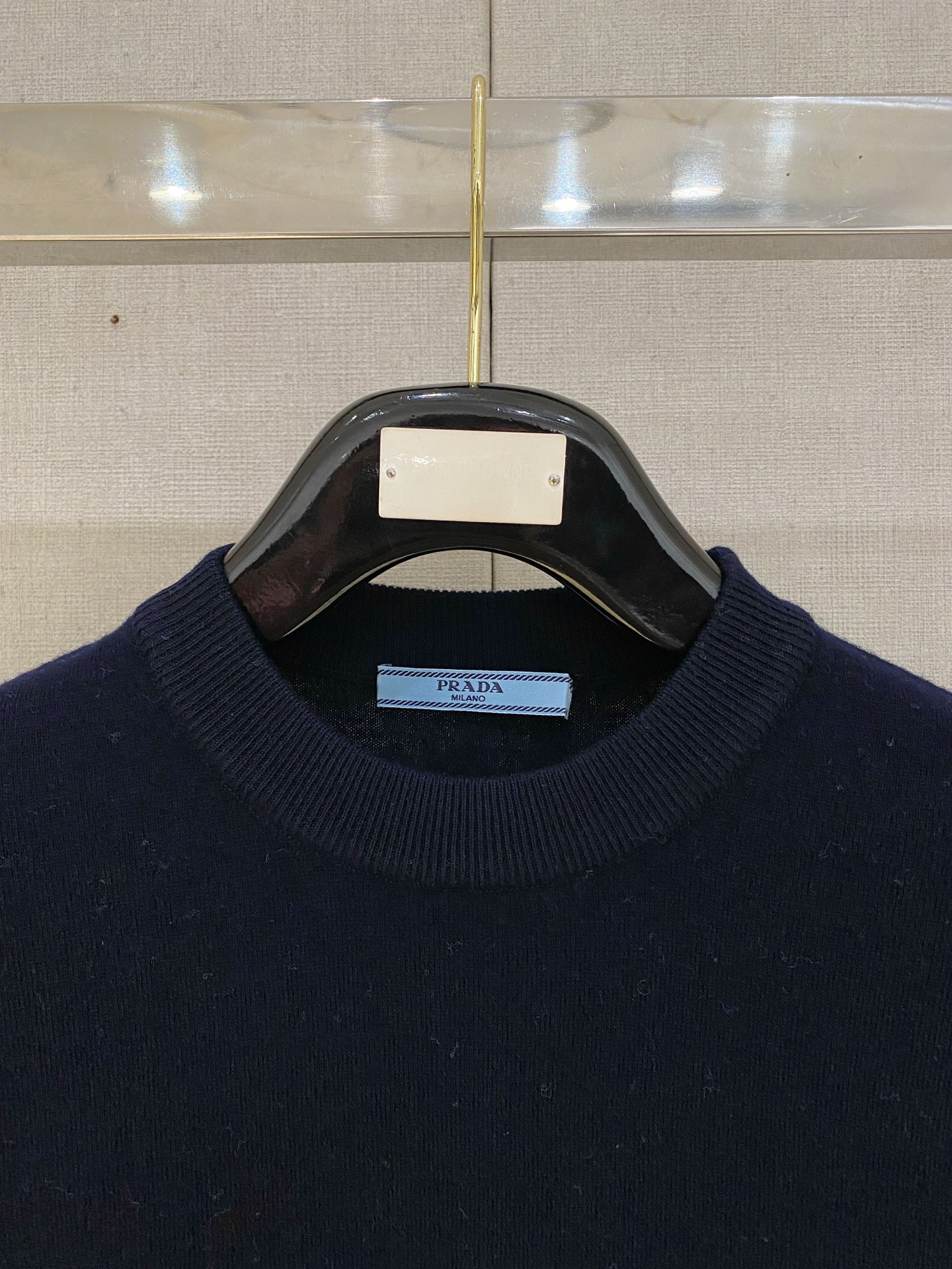 秋冬新品贸易公司渠道稀出，领先官网发售！基础款纯色针织衫单穿叠穿的好选择，修身显瘦的合身版型款式简约，螺