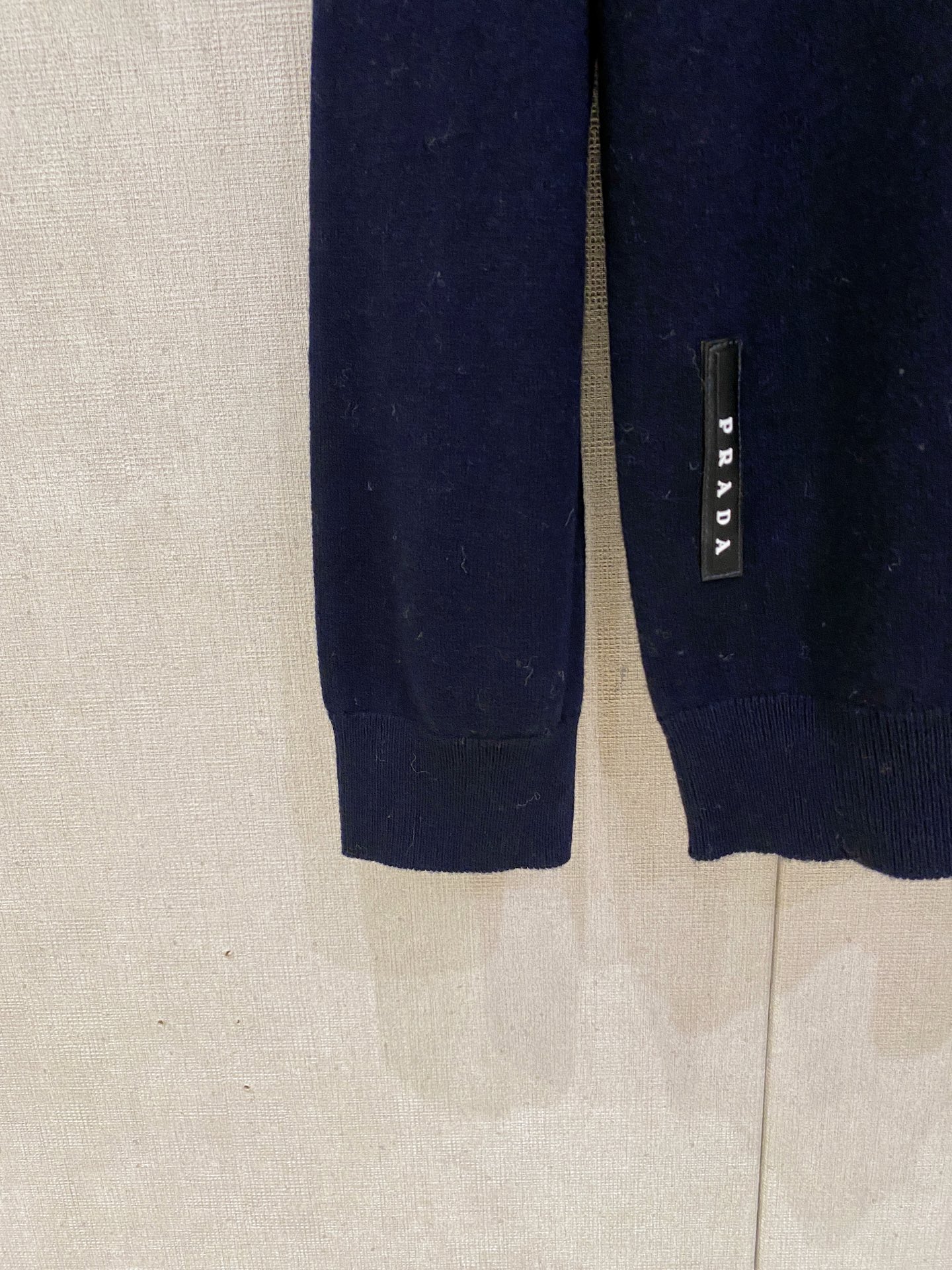 秋冬新品贸易公司渠道稀出，领先官网发售！基础款纯色针织衫单穿叠穿的好选择，修身显瘦的合身版型款式简约，螺