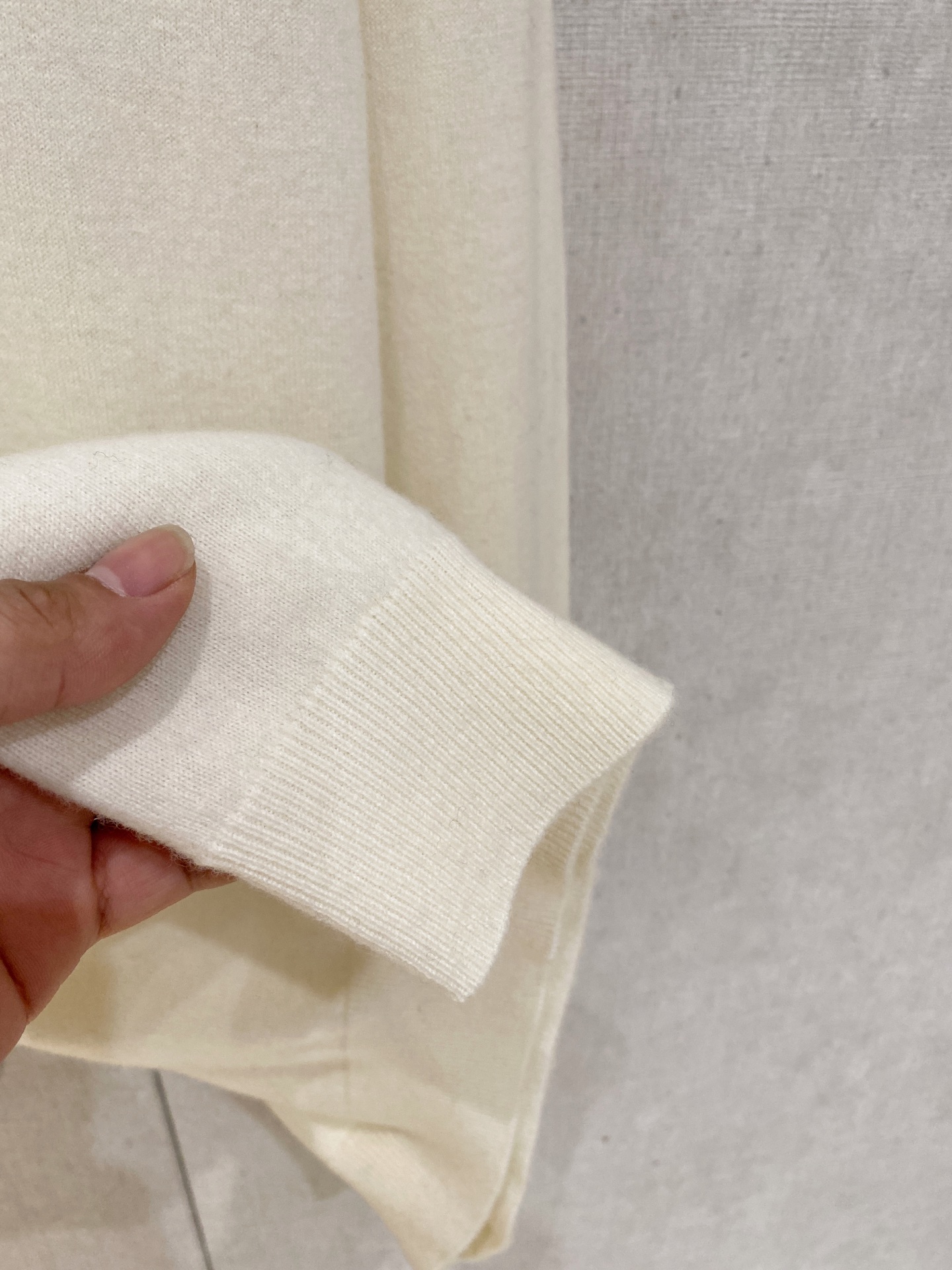 秋冬新品贸易公司渠道稀出，领先官网发售！基础款纯色针织衫单穿叠穿的好选择，修身显瘦的合身版型款式简约，螺