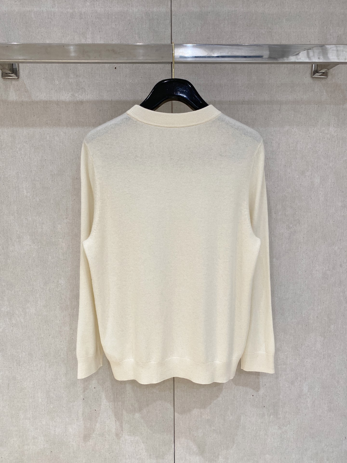 秋冬新品贸易公司渠道稀出，领先官网发售！基础款纯色针织衫单穿叠穿的好选择，修身显瘦的合身版型款式简约，螺