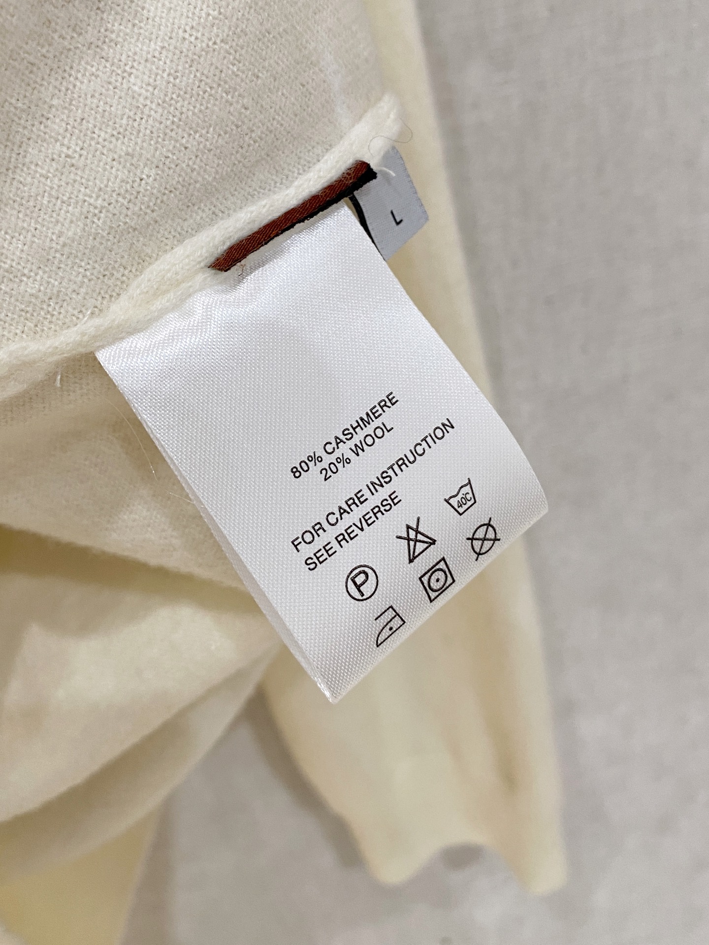 秋冬新品贸易公司渠道稀出，领先官网发售！基础款纯色针织衫单穿叠穿的好选择，修身显瘦的合身版型款式简约，螺