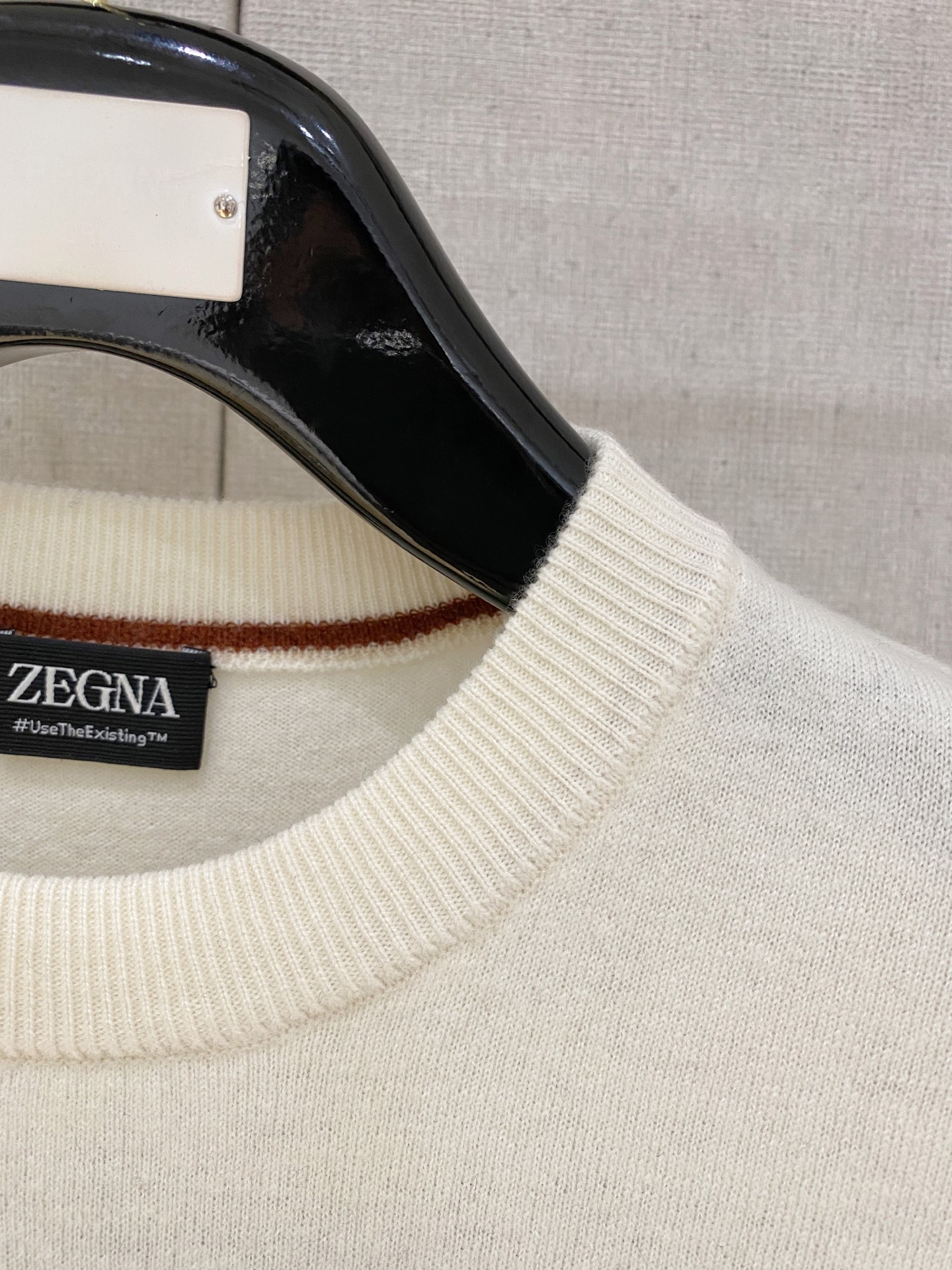 秋冬新品贸易公司渠道稀出，领先官网发售！基础款纯色针织衫单穿叠穿的好选择，修身显瘦的合身版型款式简约，螺