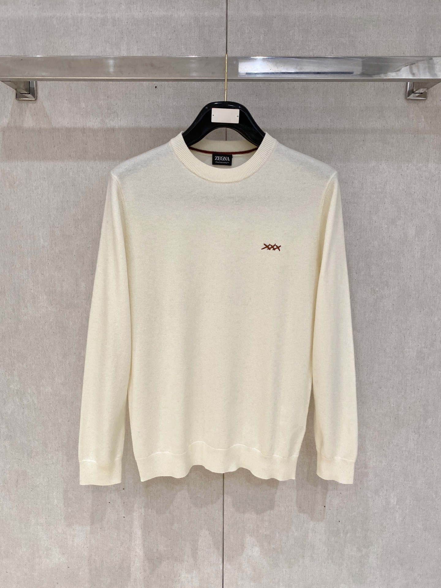 秋冬新品贸易公司渠道稀出，领先官网发售！基础款纯色针织衫单穿叠穿的好选择，修身显瘦的合身版型款式简约，螺