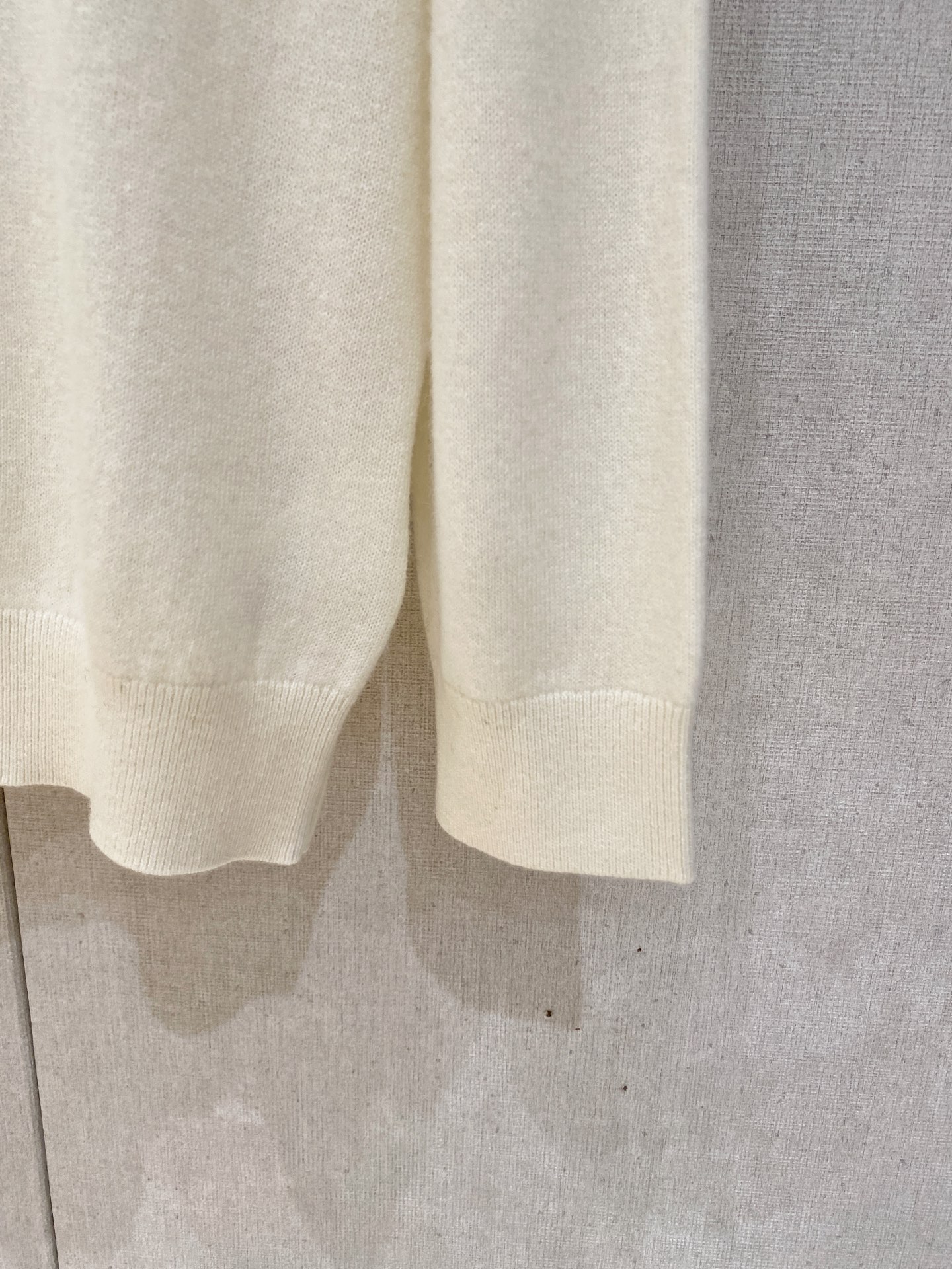 秋冬新品贸易公司渠道稀出，领先官网发售！基础款纯色针织衫单穿叠穿的好选择，修身显瘦的合身版型款式简约，螺