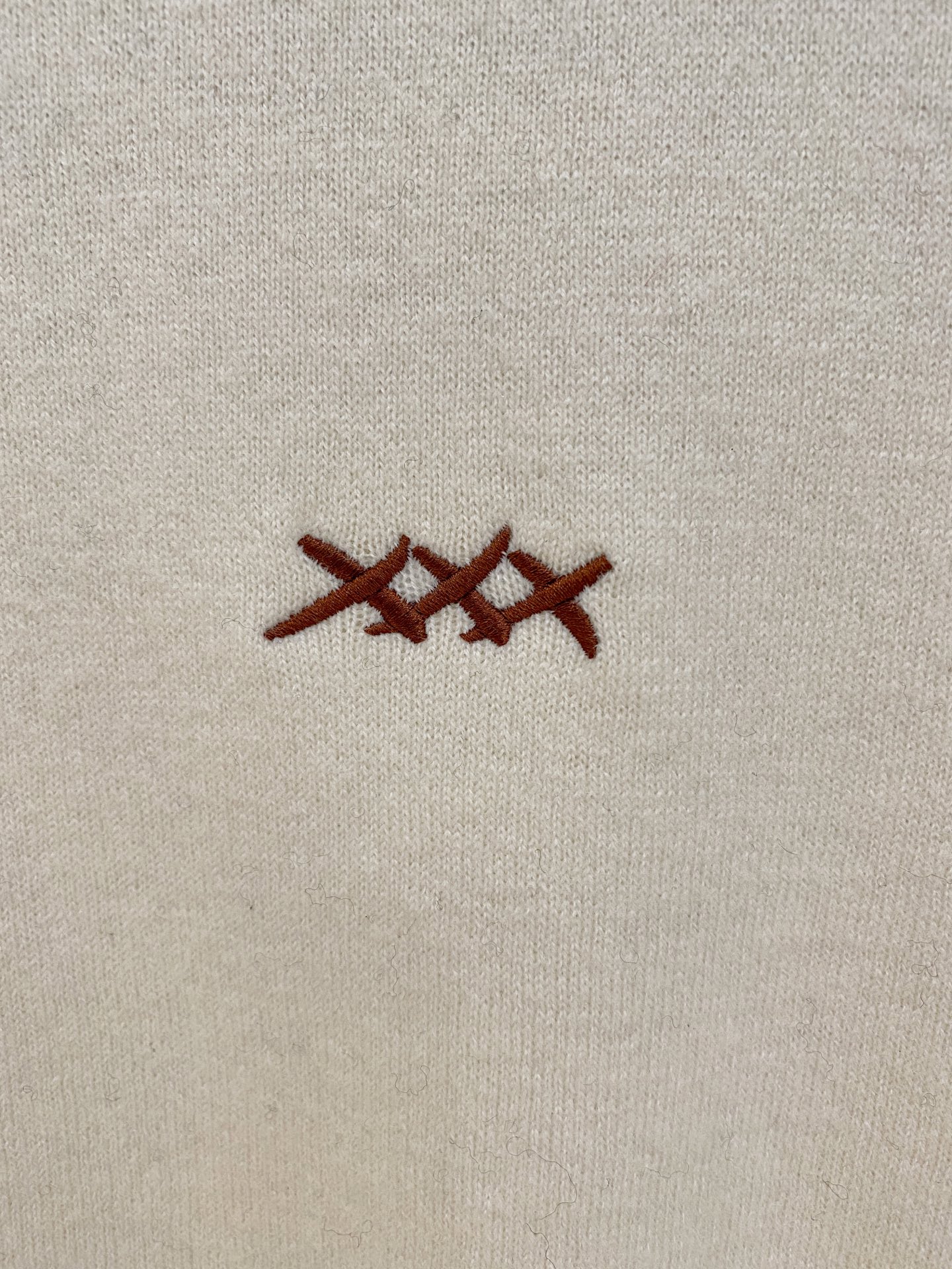 秋冬新品贸易公司渠道稀出，领先官网发售！基础款纯色针织衫单穿叠穿的好选择，修身显瘦的合身版型款式简约，螺