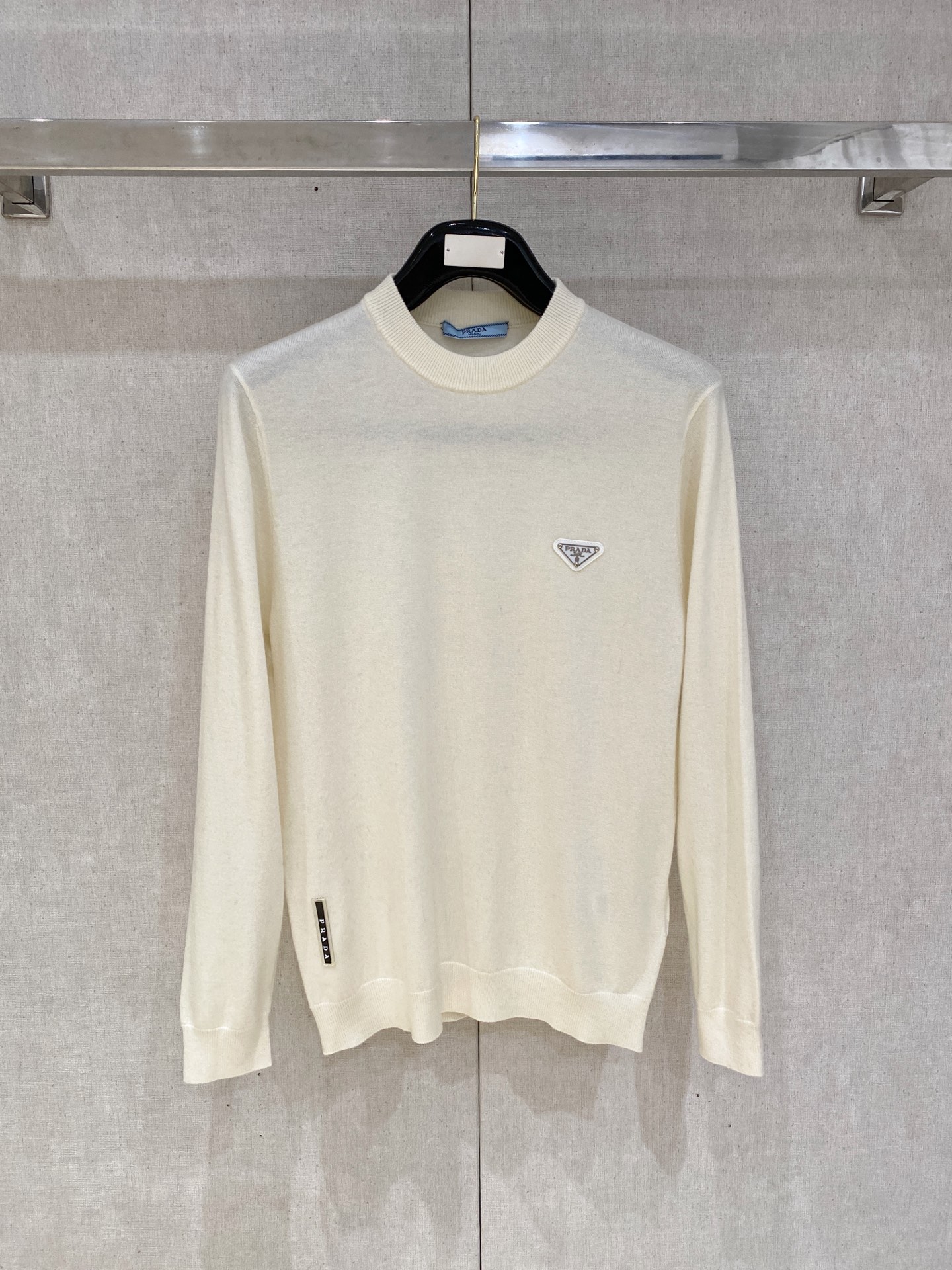 秋冬新品贸易公司渠道稀出，领先官网发售！基础款纯色针织衫单穿叠穿的好选择，修身显瘦的合身版型款式简约，螺