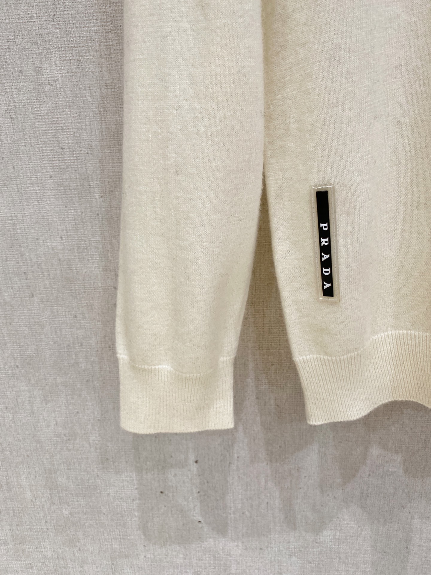 秋冬新品贸易公司渠道稀出，领先官网发售！基础款纯色针织衫单穿叠穿的好选择，修身显瘦的合身版型款式简约，螺