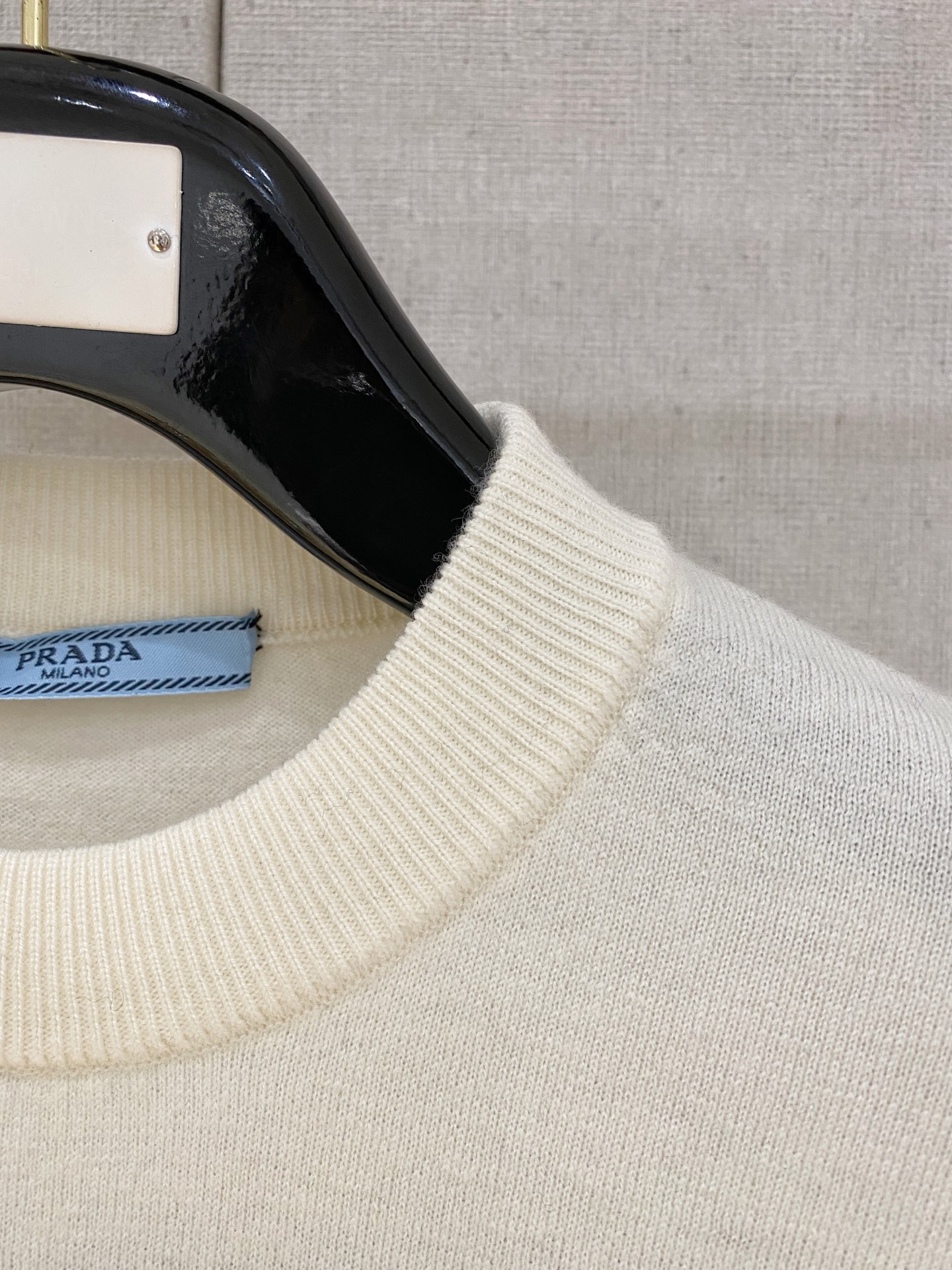 秋冬新品贸易公司渠道稀出，领先官网发售！基础款纯色针织衫单穿叠穿的好选择，修身显瘦的合身版型款式简约，螺