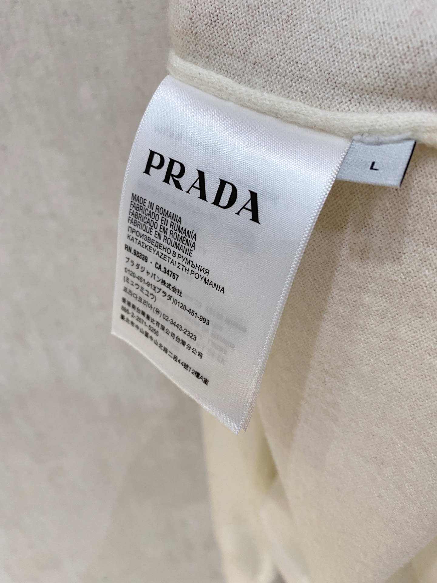 秋冬新品贸易公司渠道稀出，领先官网发售！基础款纯色针织衫单穿叠穿的好选择，修身显瘦的合身版型款式简约，螺