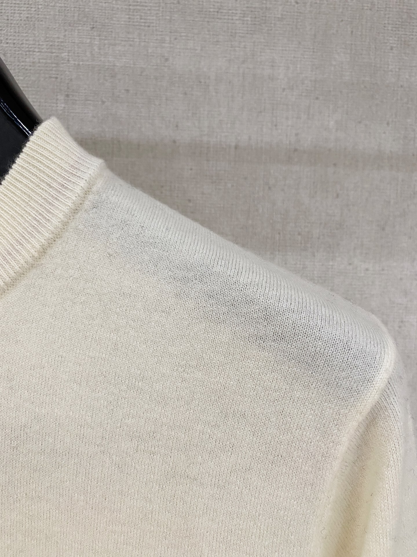 秋冬新品贸易公司渠道稀出，领先官网发售！基础款纯色针织衫单穿叠穿的好选择，修身显瘦的合身版型款式简约，螺