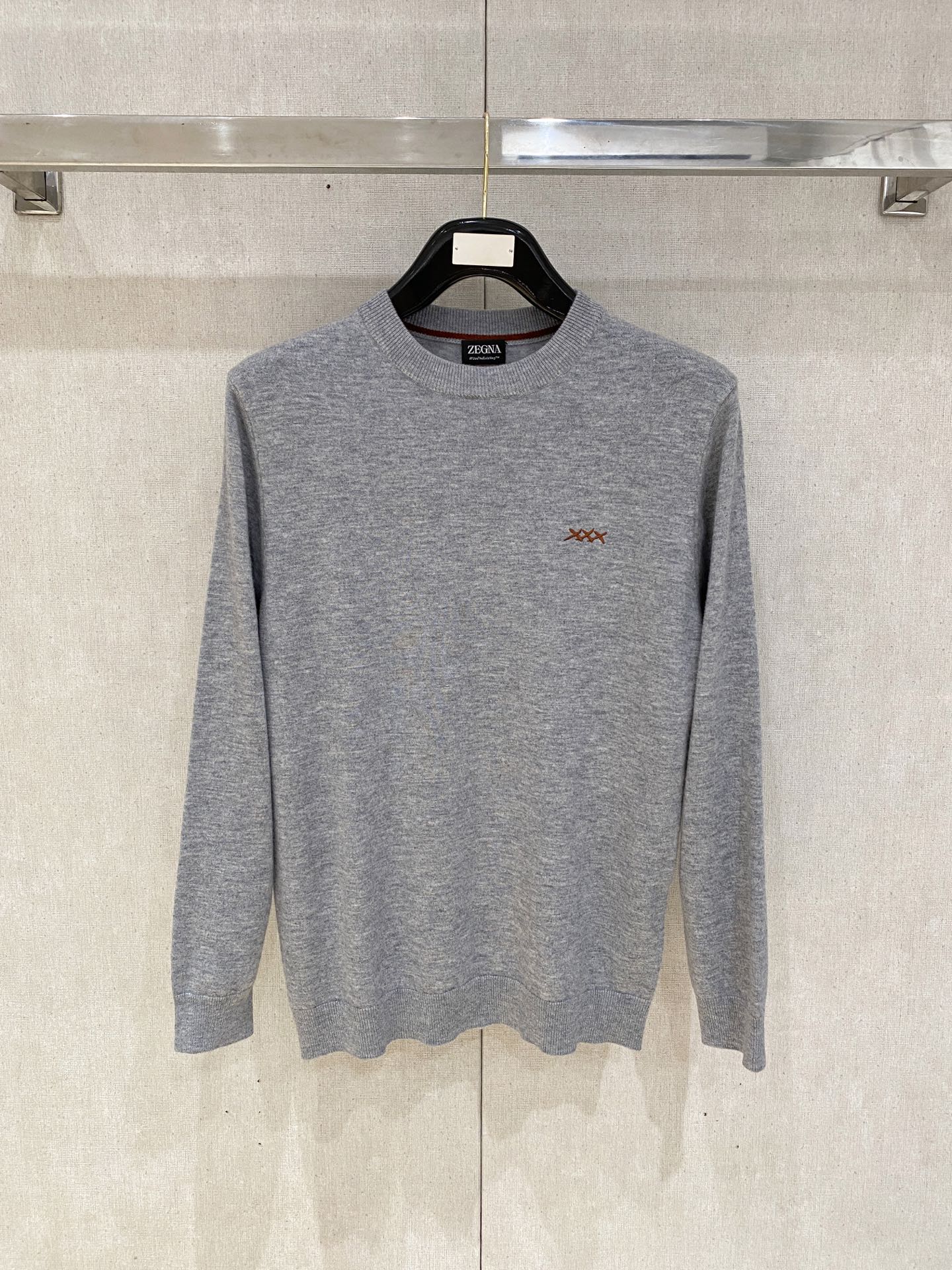 秋冬新品贸易公司渠道稀出，领先官网发售！基础款纯色针织衫单穿叠穿的好选择，修身显瘦的合身版型款式简约，螺