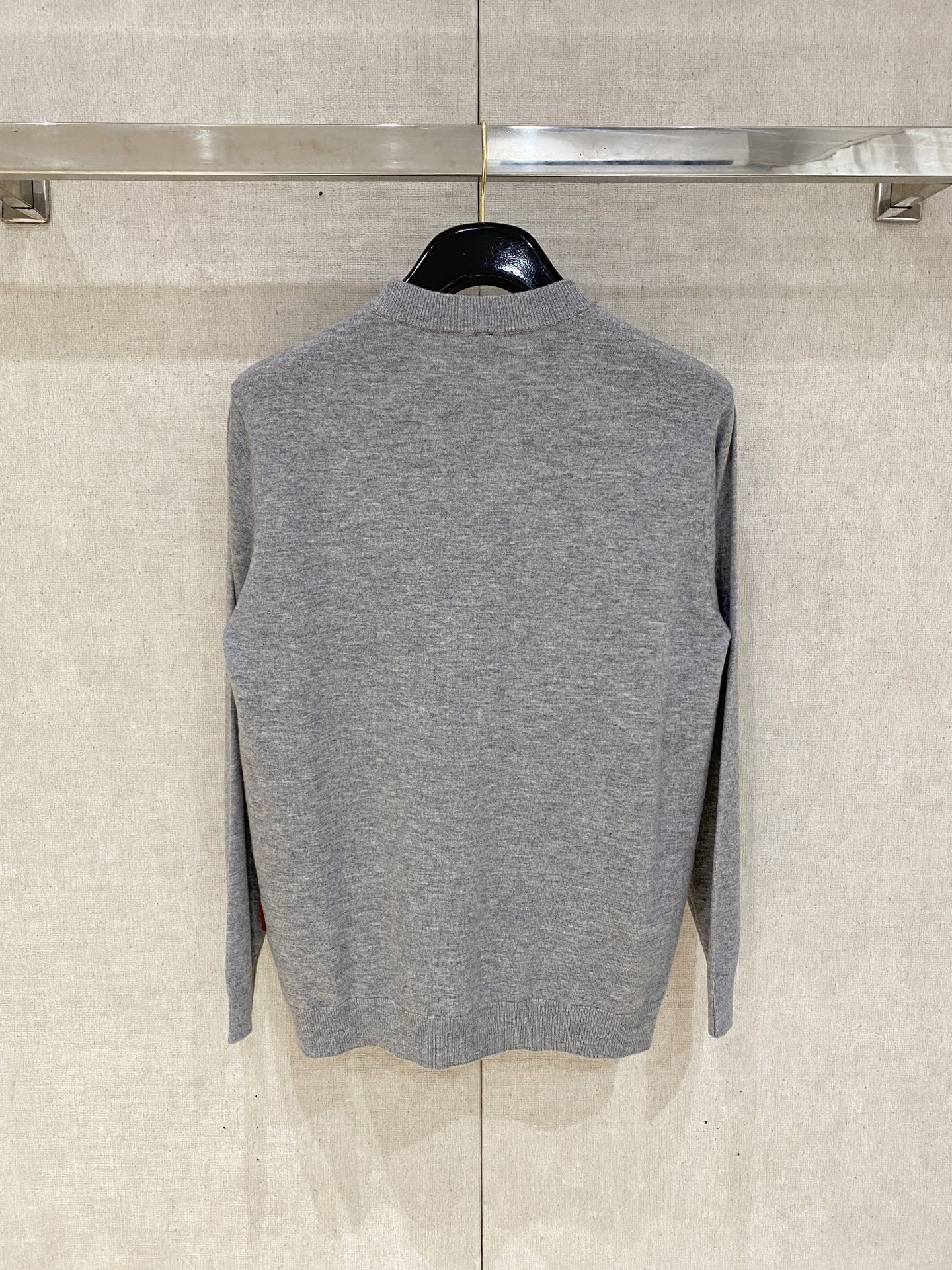 秋冬新品贸易公司渠道稀出，领先官网发售！基础款纯色针织衫单穿叠穿的好选择，修身显瘦的合身版型款式简约，螺