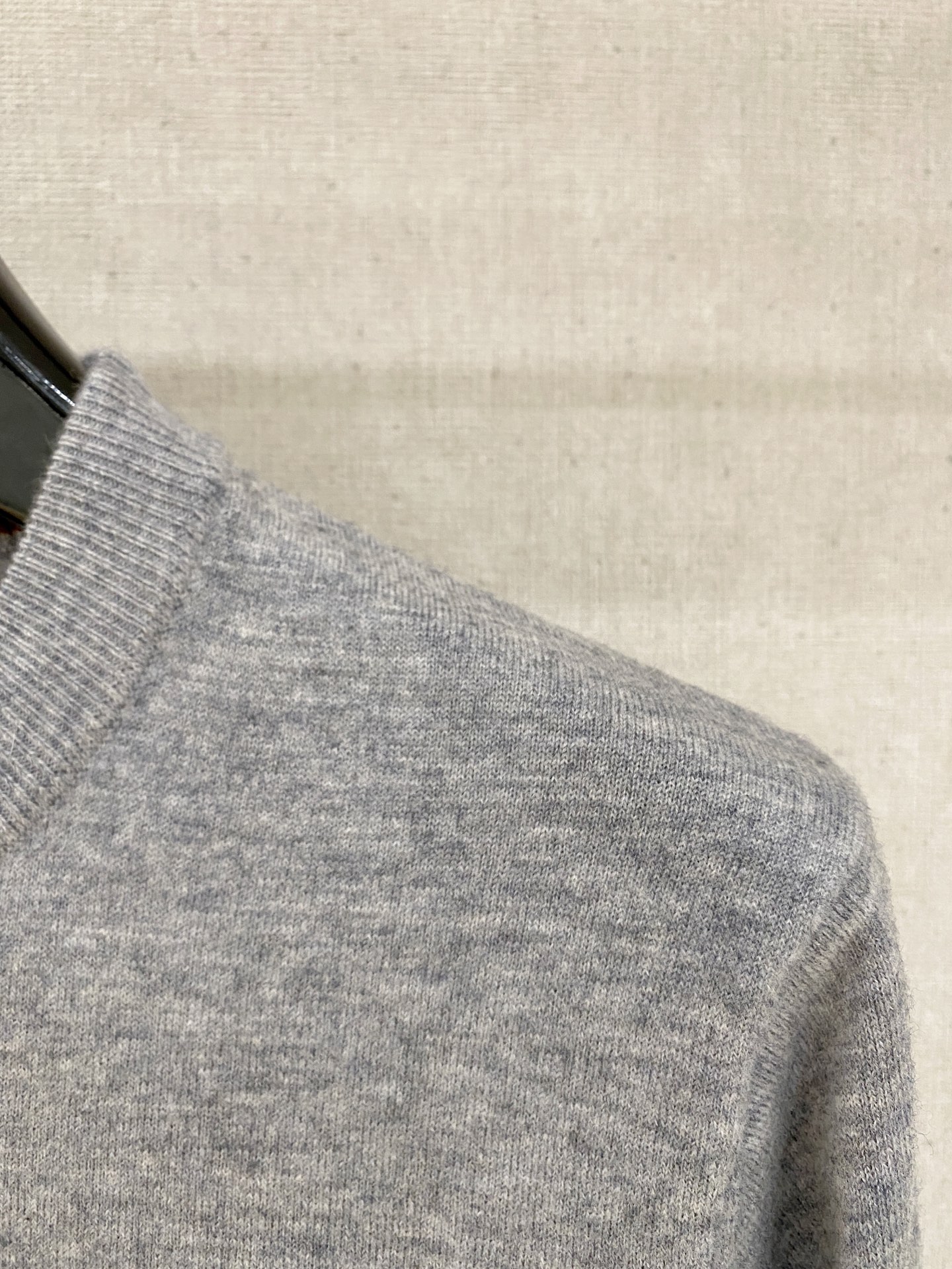 秋冬新品贸易公司渠道稀出，领先官网发售！基础款纯色针织衫单穿叠穿的好选择，修身显瘦的合身版型款式简约，螺