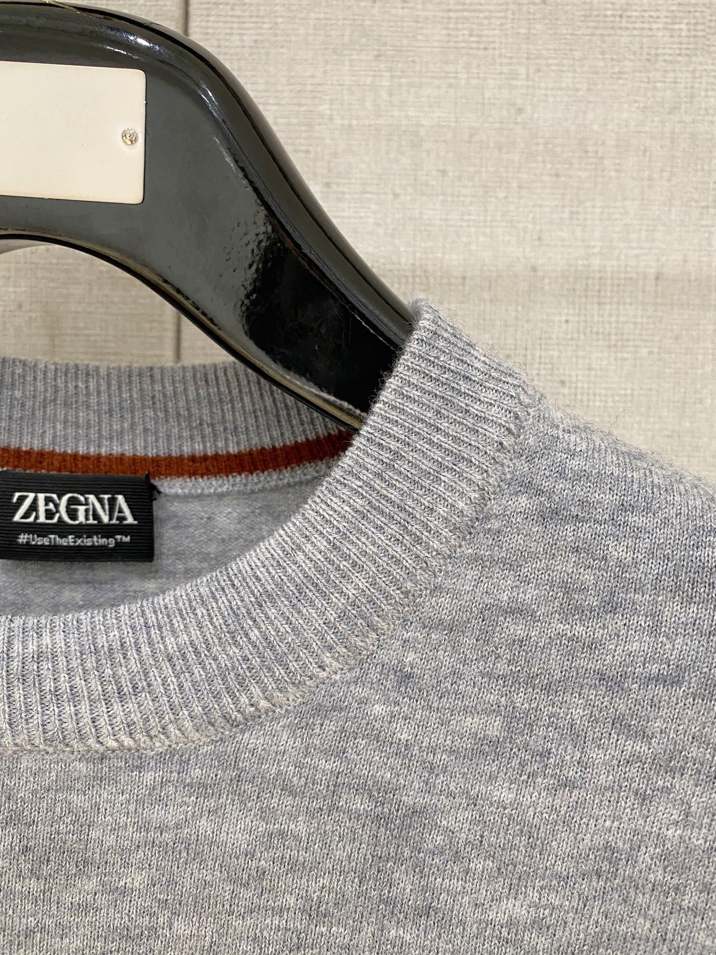 秋冬新品贸易公司渠道稀出，领先官网发售！基础款纯色针织衫单穿叠穿的好选择，修身显瘦的合身版型款式简约，螺