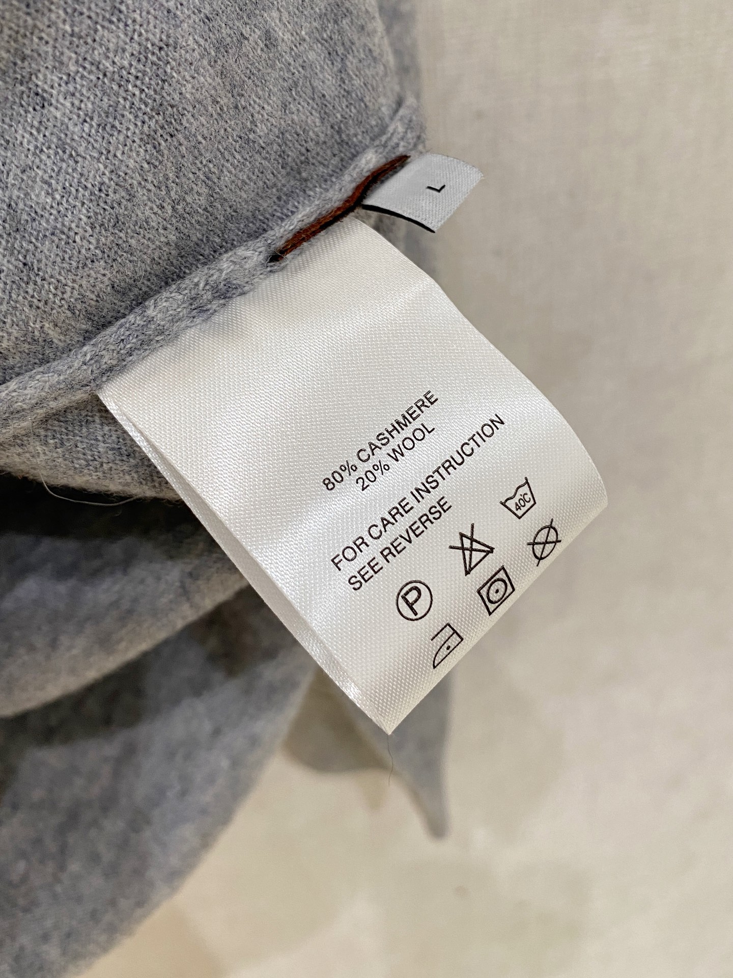 秋冬新品贸易公司渠道稀出，领先官网发售！基础款纯色针织衫单穿叠穿的好选择，修身显瘦的合身版型款式简约，螺